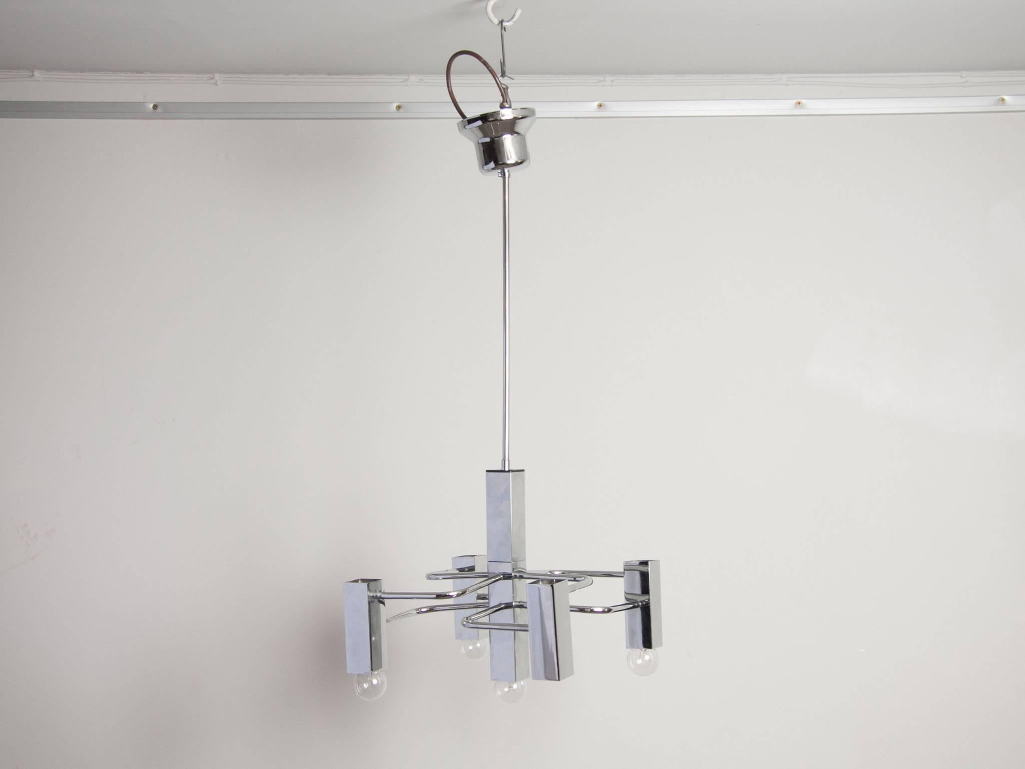 1960s hanging light designed by Gaetano Sciolari for Boulanger. Made from chromed-steel with five rectangular fittings with interlocking connecting tubes.



Measures: Total height 71 cm.
Height cylinders: 4 x 15 cm, 1x 31 cm.
Diameter