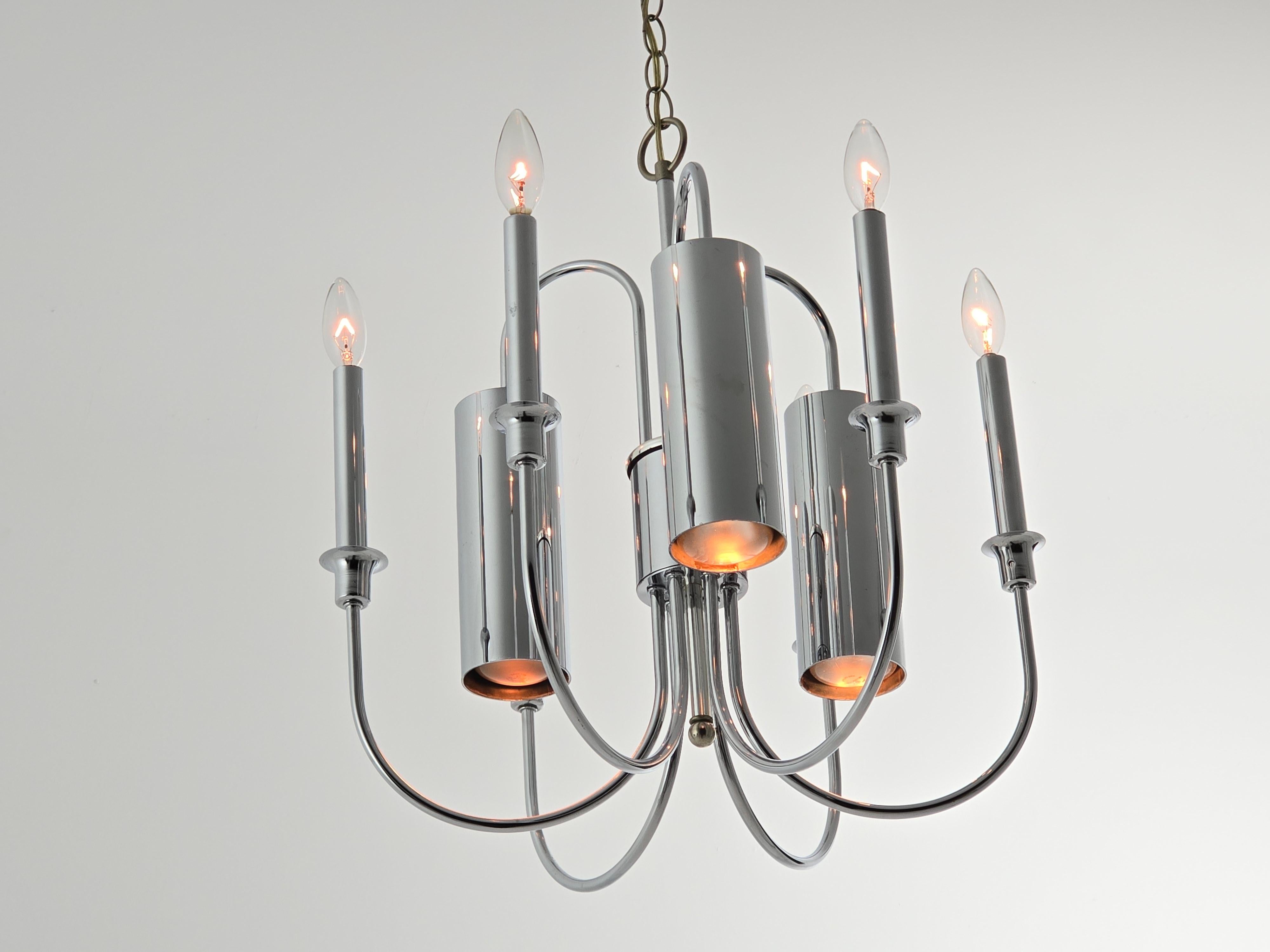 Línea minimalista que evoca  Gaetano Sciolari trabaja con 3 prácticas luces de tiro descendente .

Acabado cromado profundo años 70 . 

Encendido/apagado giratorio  encender  control lateral superior y luces descendentes .  

Contienen 6 tomas E12