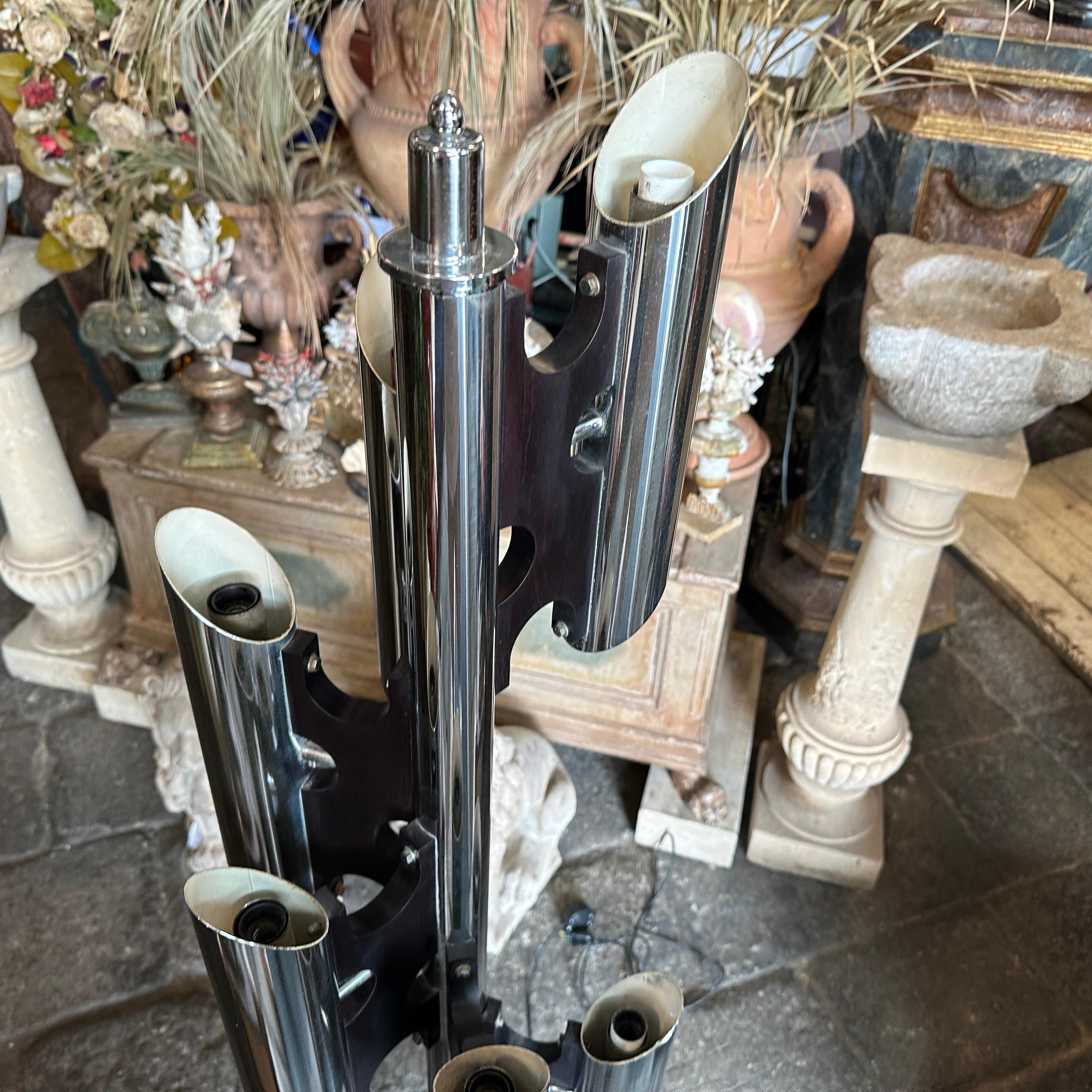 Lampada da terra italiana anni '70 in stile Sciolari Space AGE in metallo cromato e legno nero In condizioni discrete in vendita a Aci Castello, IT