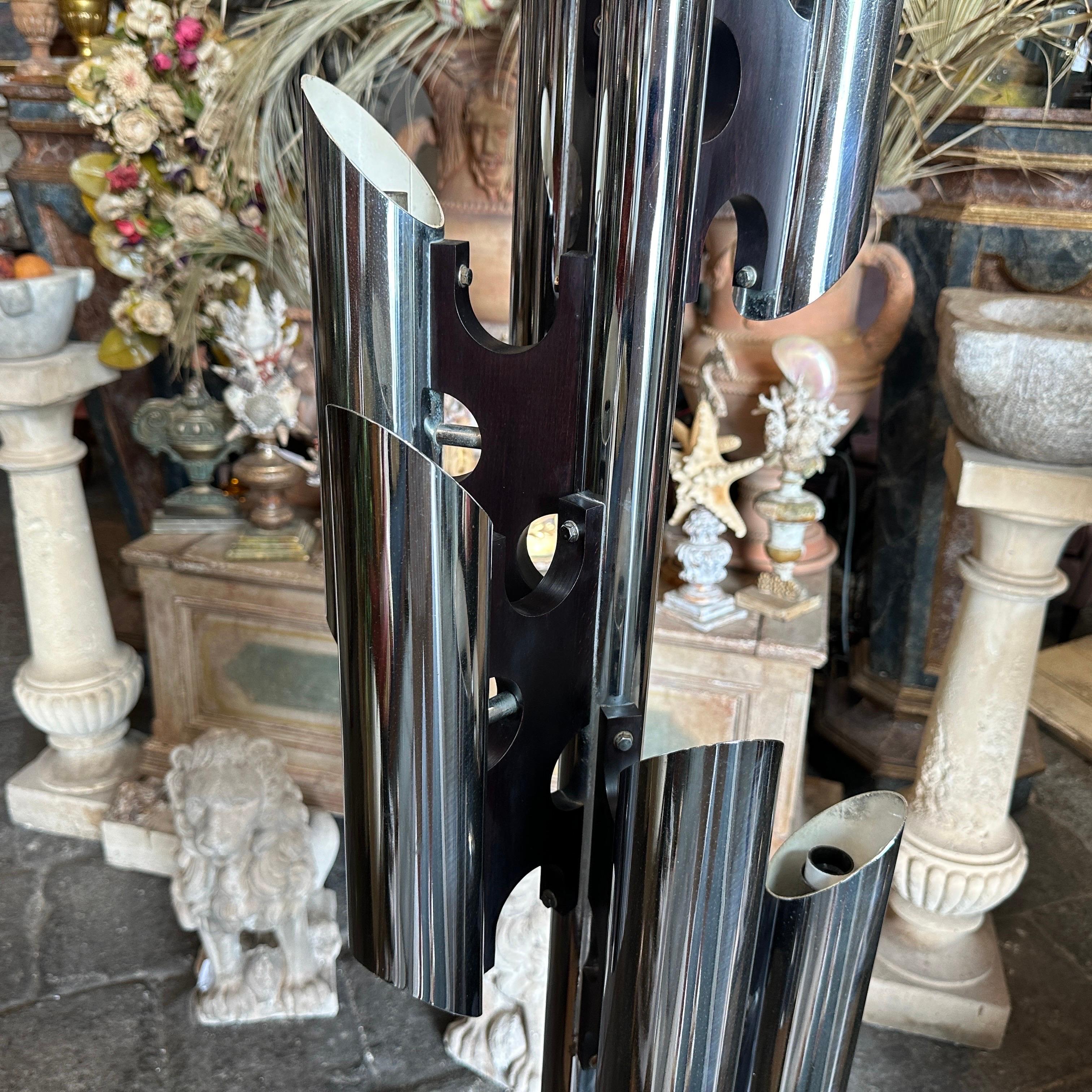 XX secolo Lampada da terra italiana anni '70 in stile Sciolari Space AGE in metallo cromato e legno nero in vendita