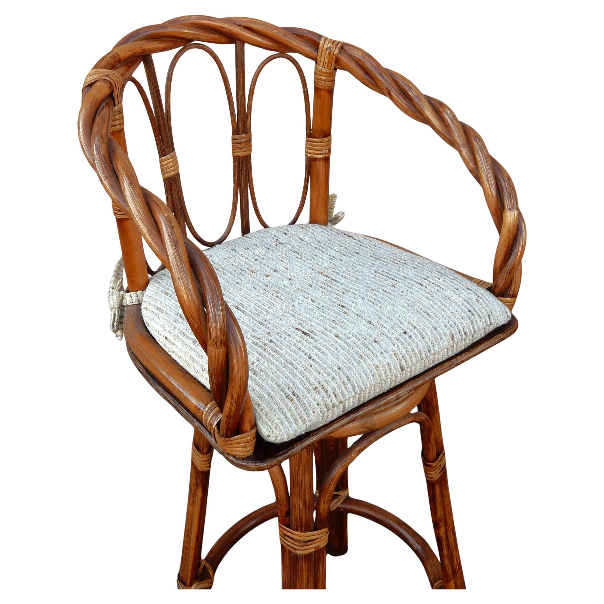 Tabourets de bar à hauteur de comptoir en rotin et canne torsadée sculptée.
Solide et très confortable. Ils pivotent au centre.
Fabriqué dans le pays colonial de Tiawan, vers les années 1970.
Ils ne présentent que peu ou pas d'usure.
6 disponibles,