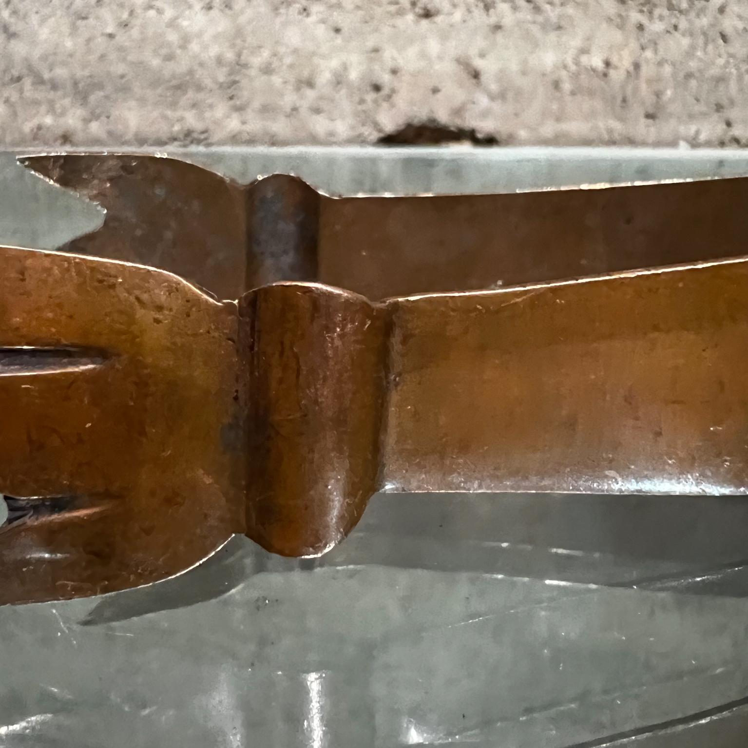1970s Pinzas de hielo de cobre patinado esculpido Pasaporte Whisky Escocés en Bueno estado para la venta en Chula Vista, CA