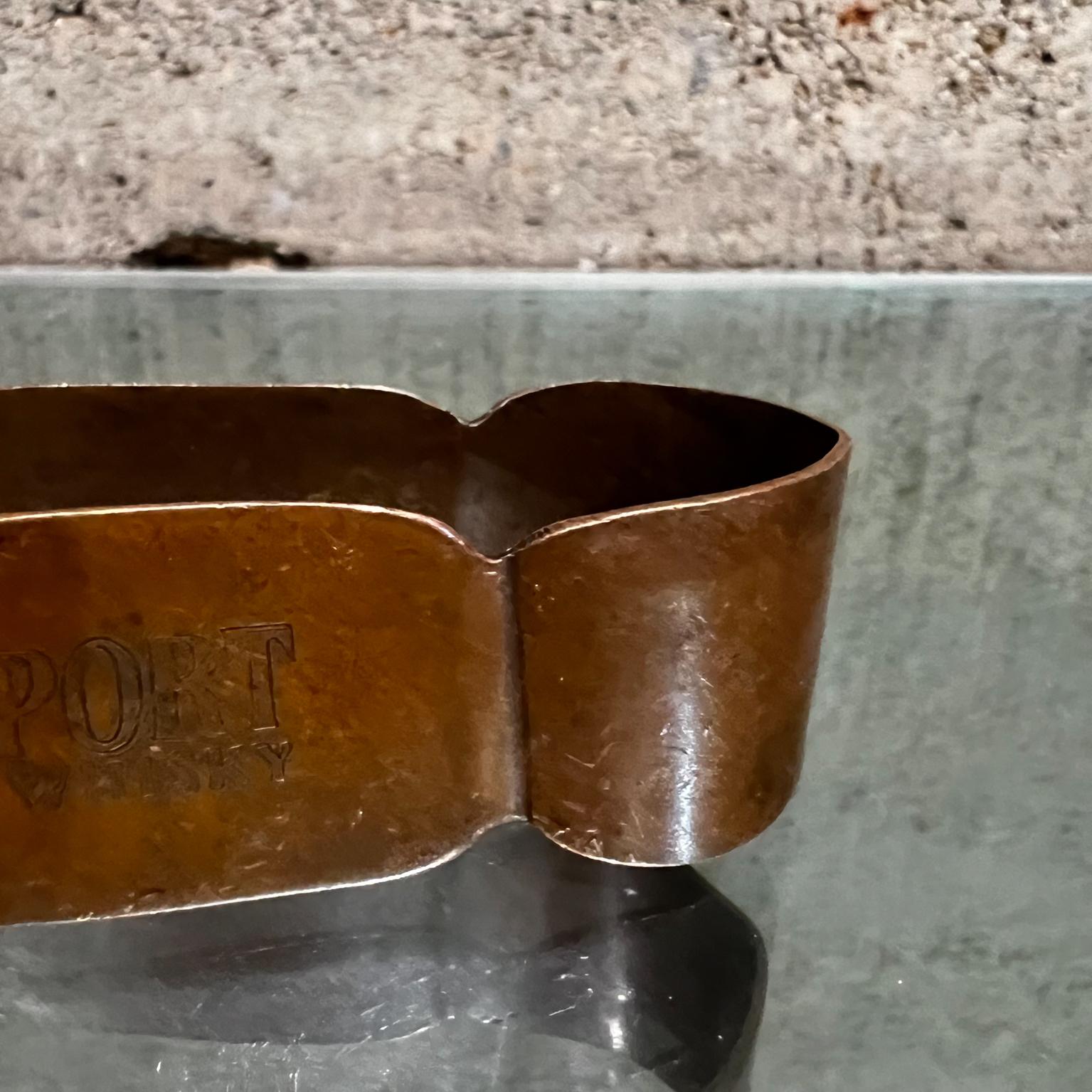 1970s Pinzas de hielo de cobre patinado esculpido Pasaporte Whisky Escocés finales del siglo XX en venta