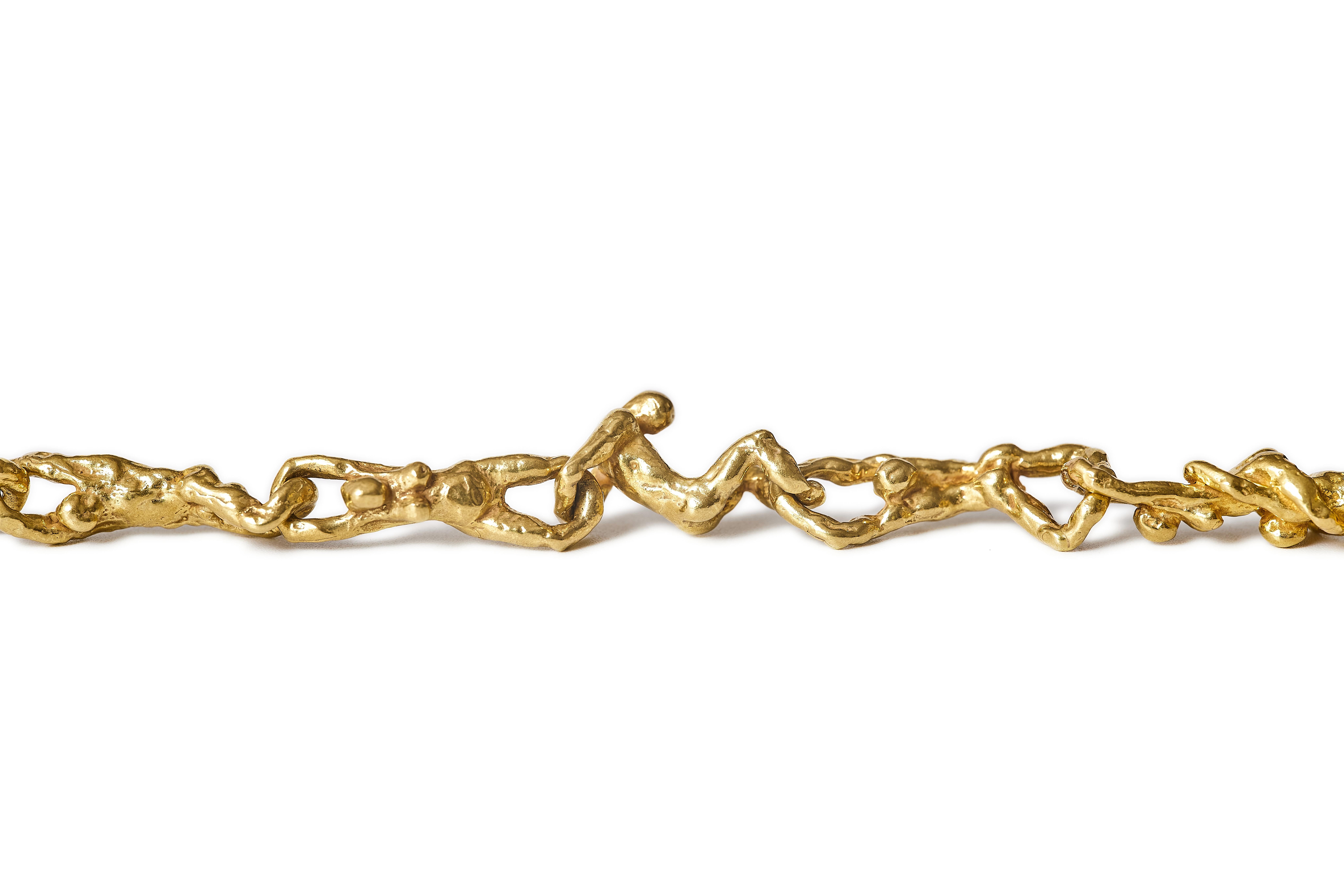 Sicuramente un pezzo da conversazione. Un sacco di atteggiamenti, senza essere troppo espliciti.

Una scultorea collana e bracciale in oro 18 carati degli anni '70. Ispirandosi ai gioielli di Jean Mahie, Jean Filhos e Salvador Dalì. È audace,
