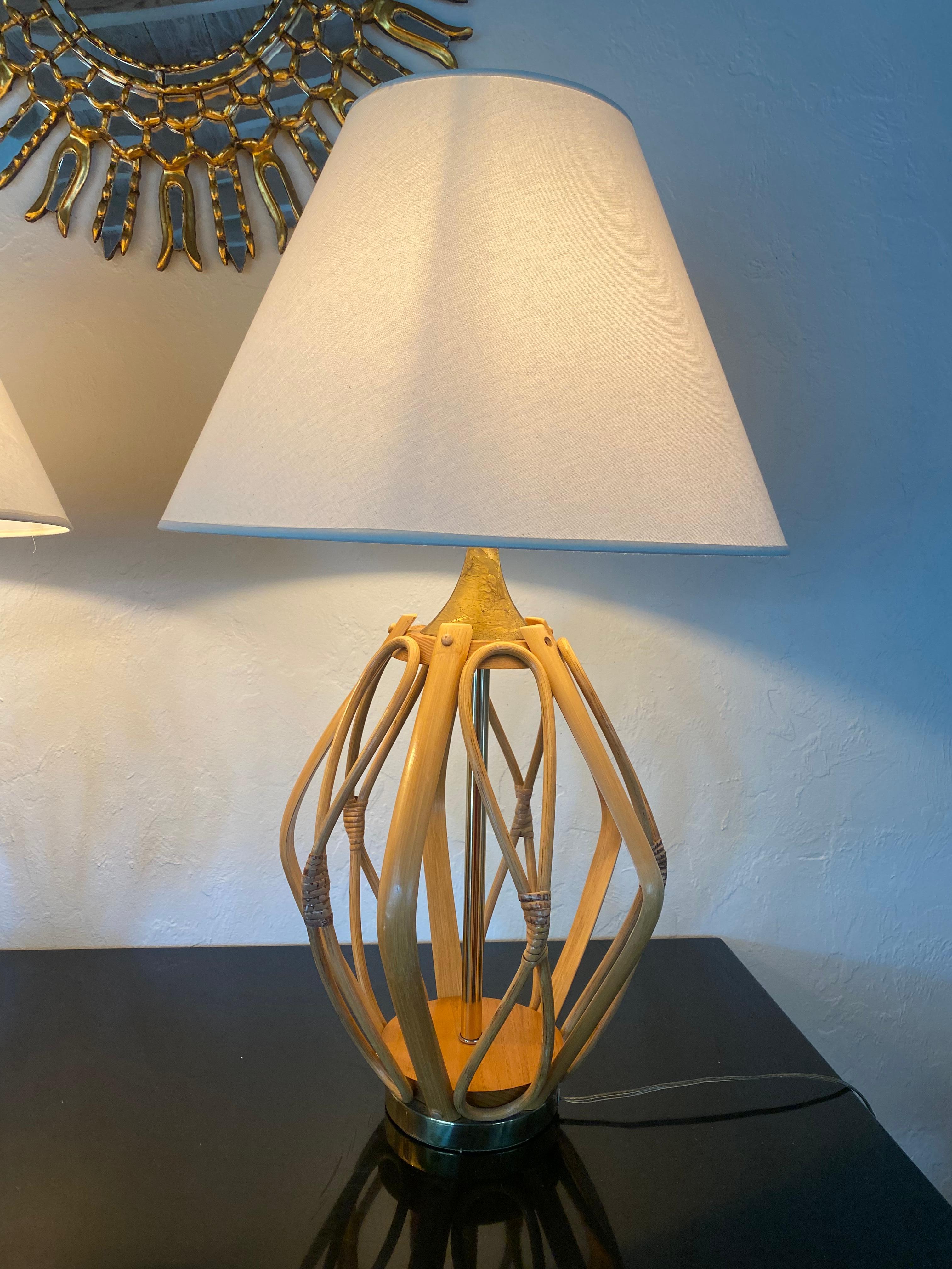 Fin du 20e siècle Lampes sculpturales en rotin plié et laiton des années 1970, lot de 2 en vente