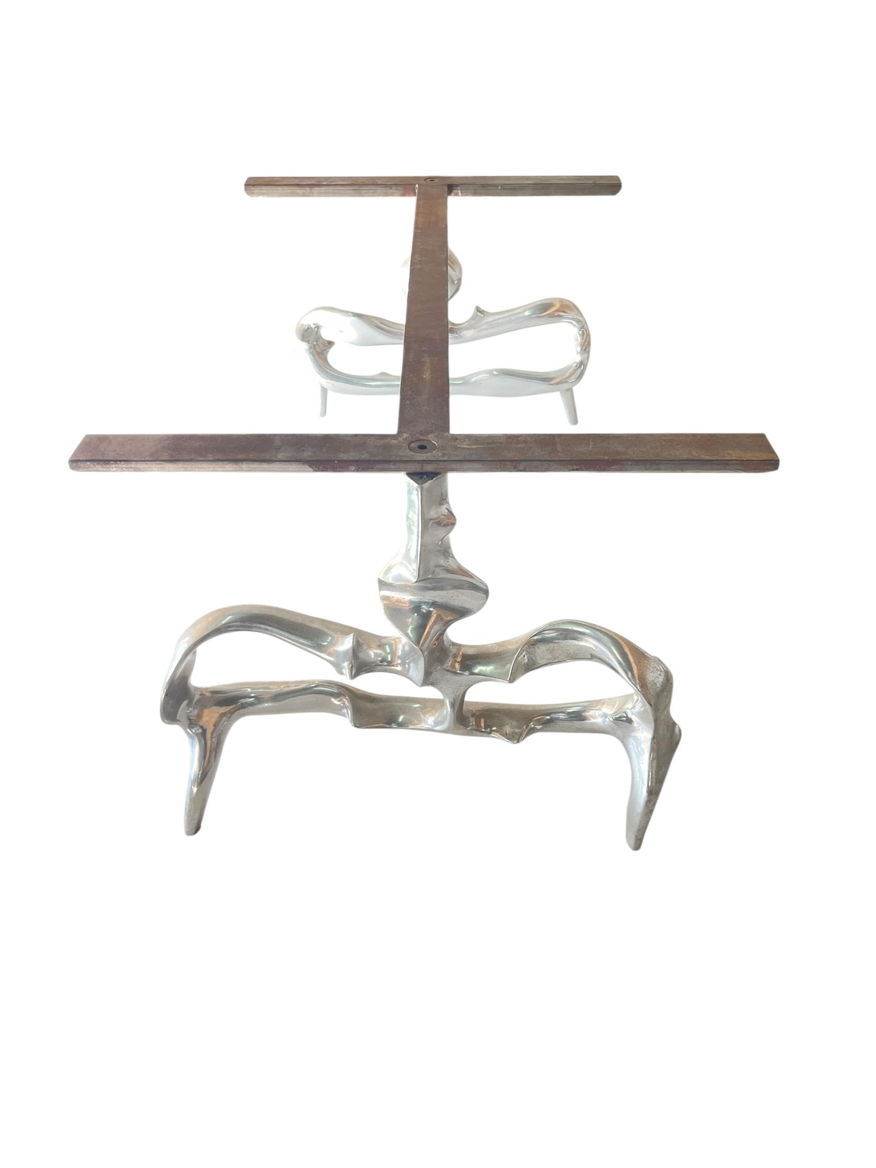 Mesa de cóctel escultórica de los años 70 Por Victor Roman
Base de aluminio fundido
Parte superior recubierta de cuero gris
Firmado y numerado en / 8 piezas
