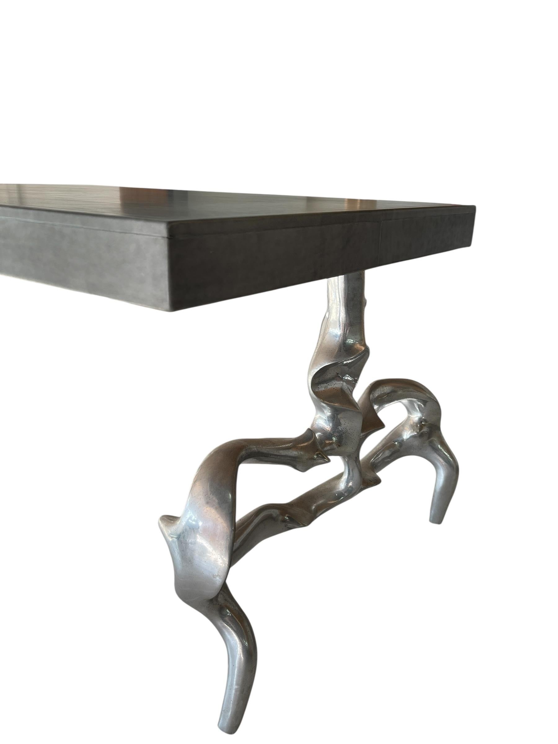 1970 Mesa de cóctel escultórica de aluminio fundido de Victor Roman Francés en venta