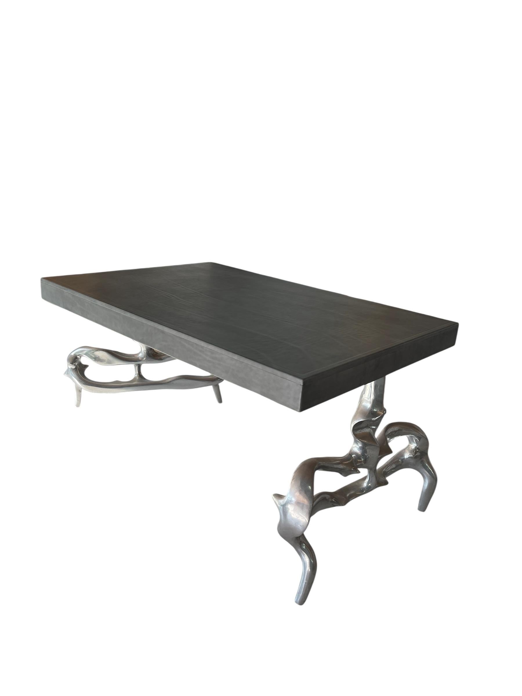 1970 Mesa de cóctel escultórica de aluminio fundido de Victor Roman en Bueno estado para la venta en Bois-Colombes, FR