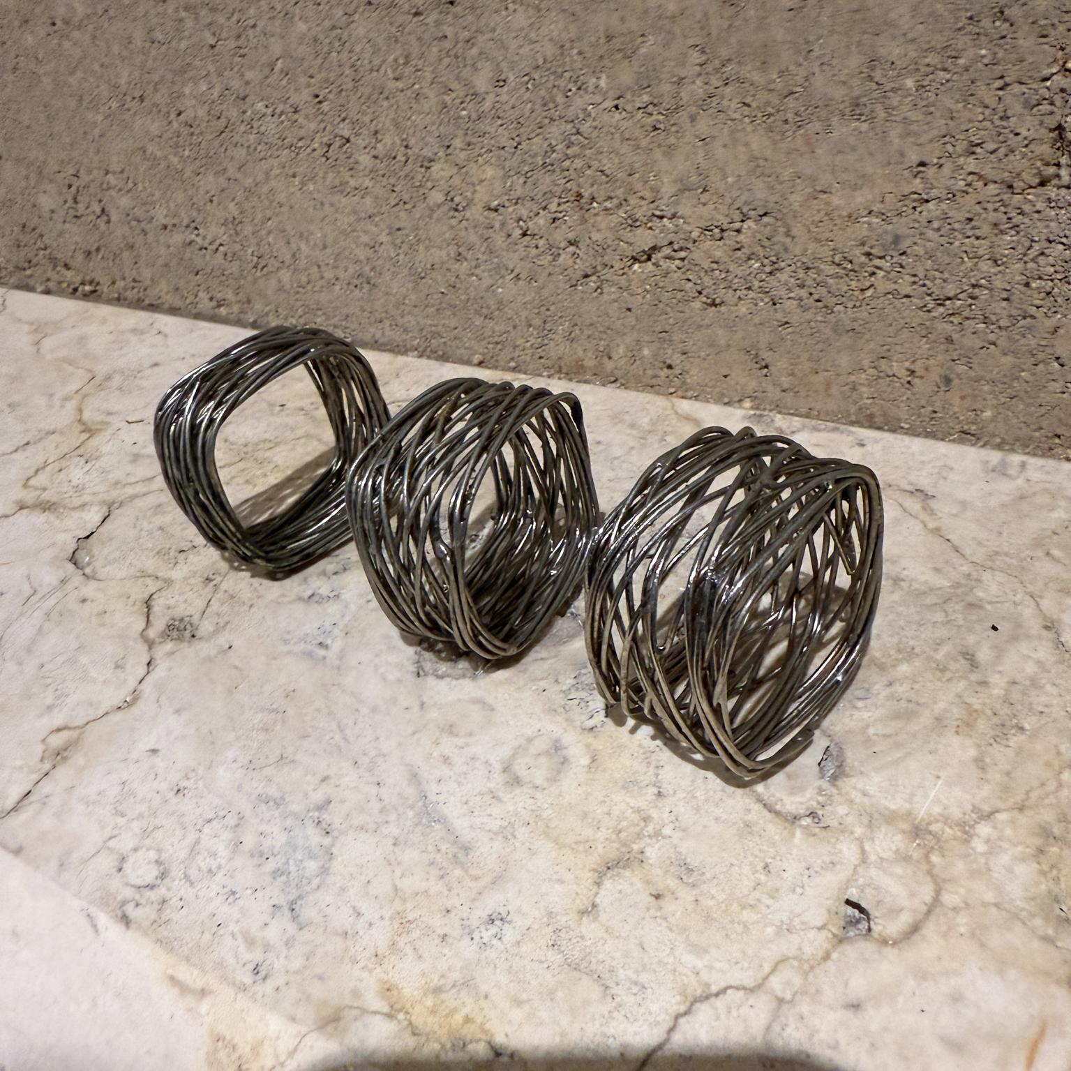 Ensemble de 3 porte-serviettes sculpturales chromées des années 1970 en vente 8