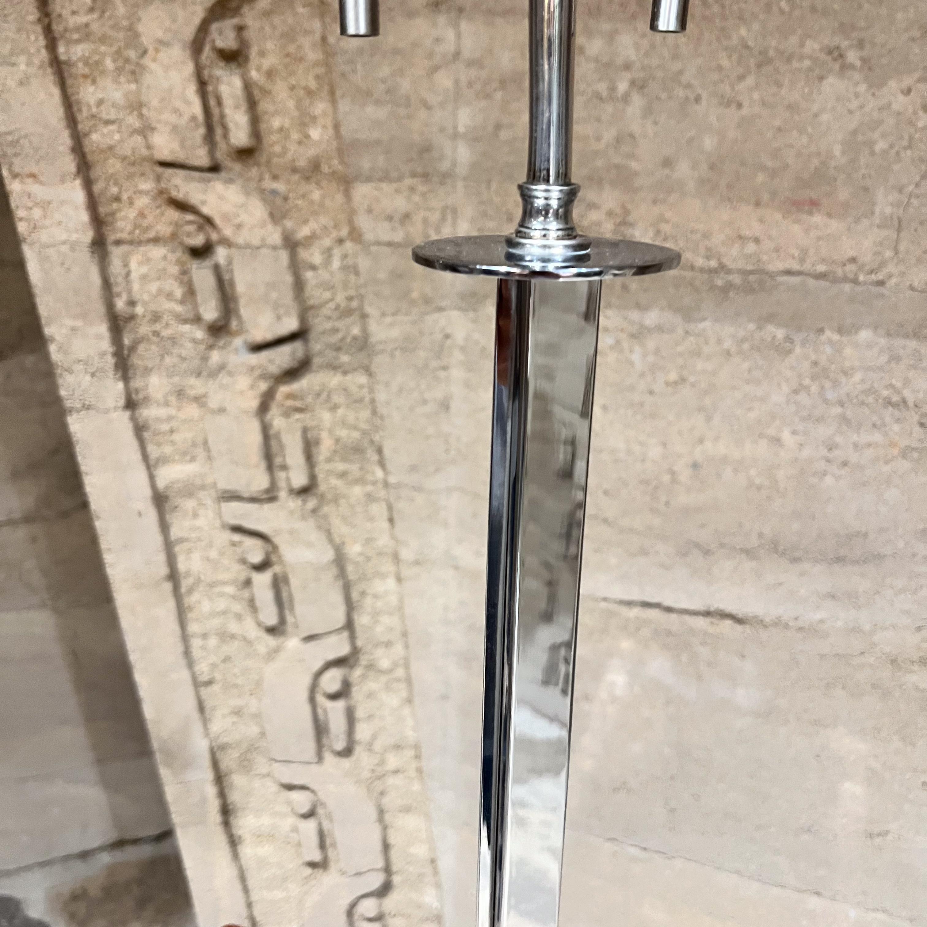 1970s Sculptural Chrome Table Lamp Sleek Tripod Base In Good Condition For Sale In Chula Vista, CA