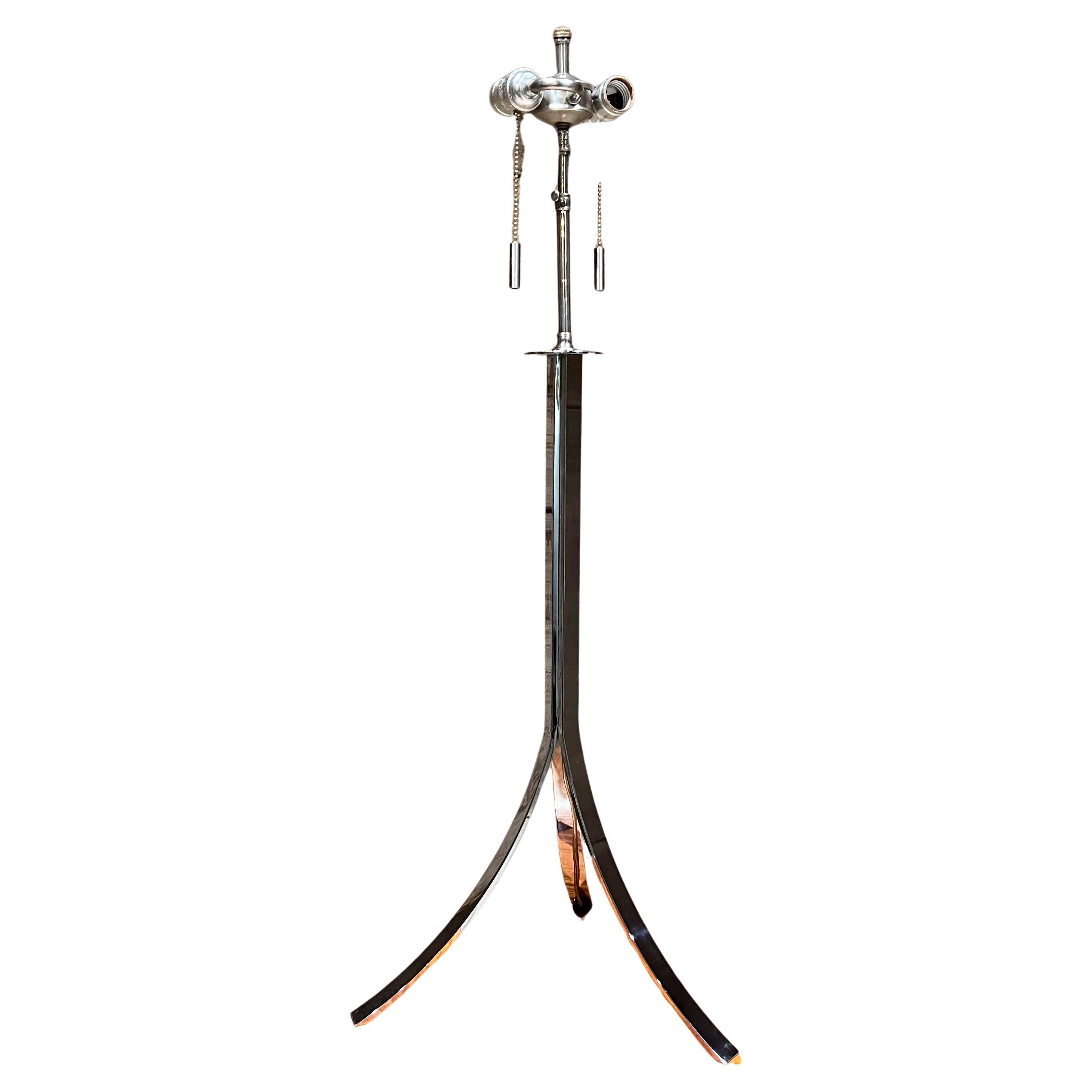 1970er Skulpturale Chrom-Tischlampe Schlanker Dreibein-Sockel