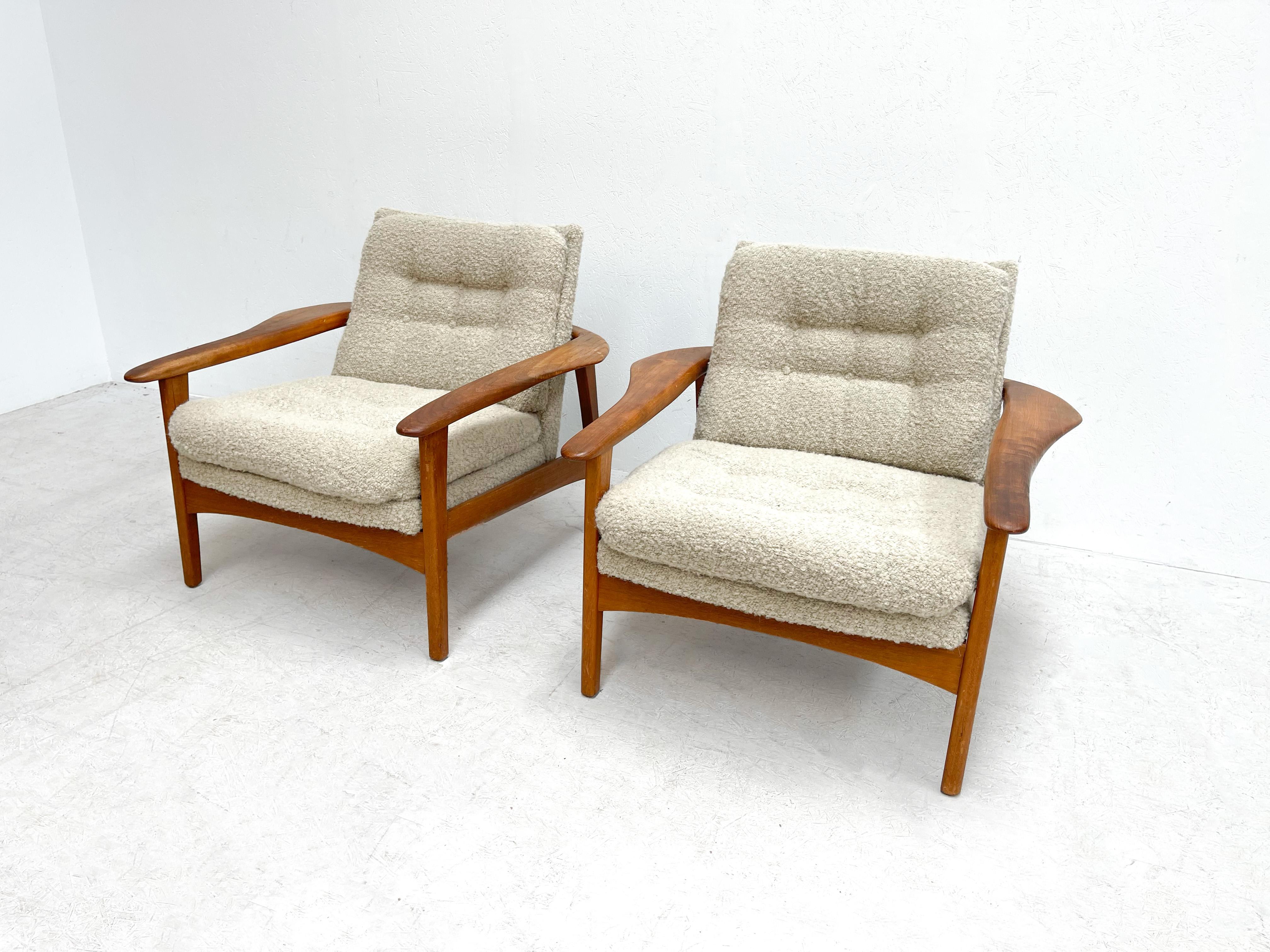 A very nice set of sculputrele lounge chairs. The chairs are of a high quality that is always accompanied by the orignal Danish design. What makes these chairs so special is the frame. It is a very nice oak frame that goes all the way around the