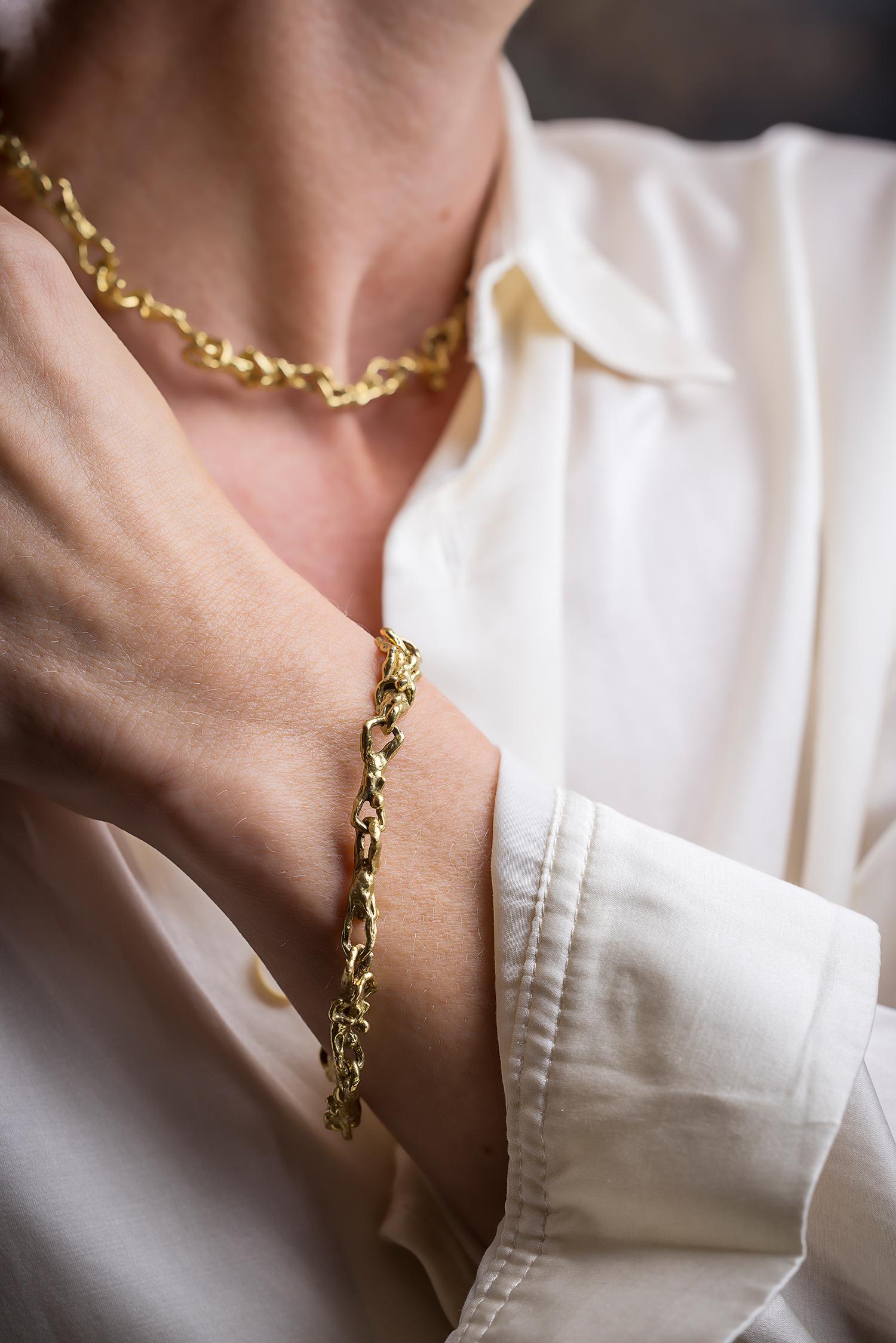 Retro 1970s sculptural erotic 18 karat yellow gold necklace and bracelet suite For Sale