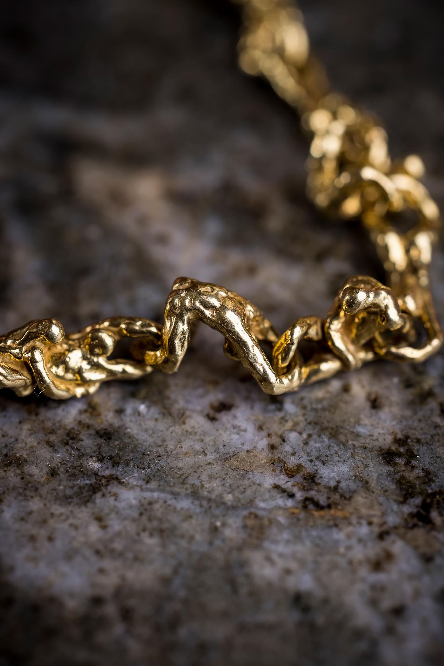 1970s sculptural erotic 18 karat yellow gold necklace and bracelet suite In Good Condition For Sale In Malmö, SE