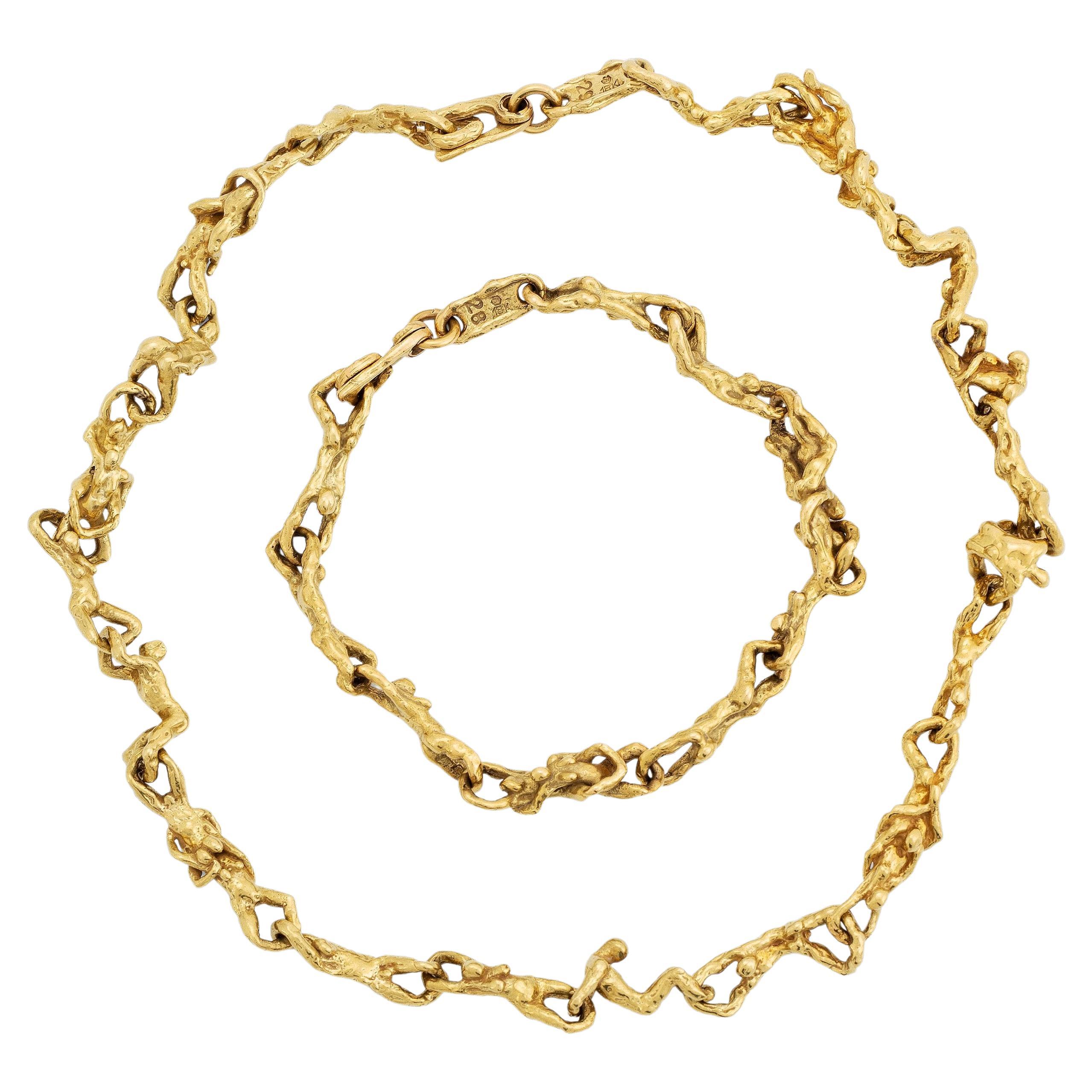 Auf jeden Fall ein Gesprächsstoff. Viel Haltung, ohne aufdringlich zu sein.

Ein skulpturales, erotisches Collier und Armband aus 18 Karat Gold aus den 1970er Jahren. Inspiriert von den Schmuckstücken von Jean Mahies, Jean Filhos und Salvador Dali.