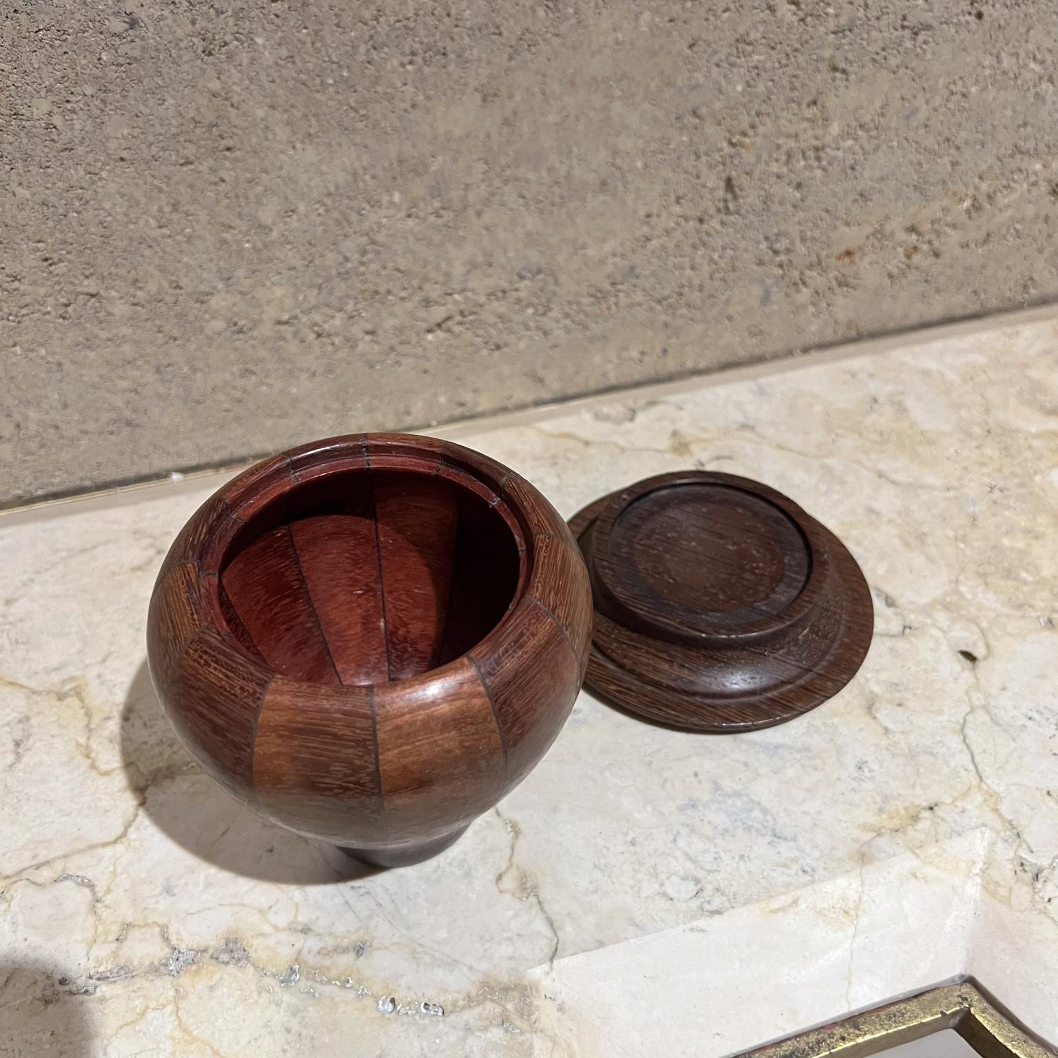 Mid-Century moderno Vaso scultoreo con coperchio in legno esotico degli anni '70 in vendita