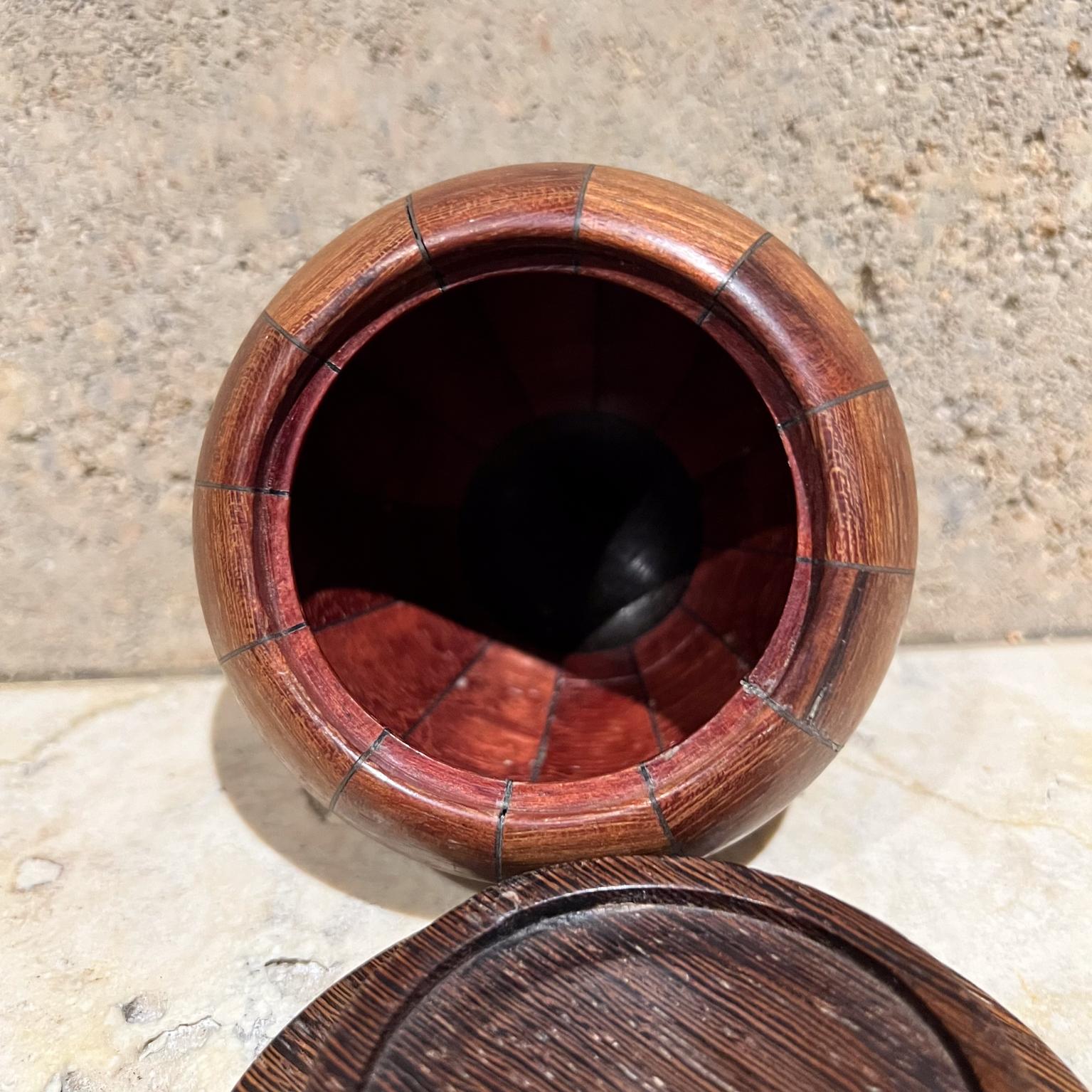 Vaso scultoreo con coperchio in legno esotico degli anni '70 In condizioni buone in vendita a Chula Vista, CA