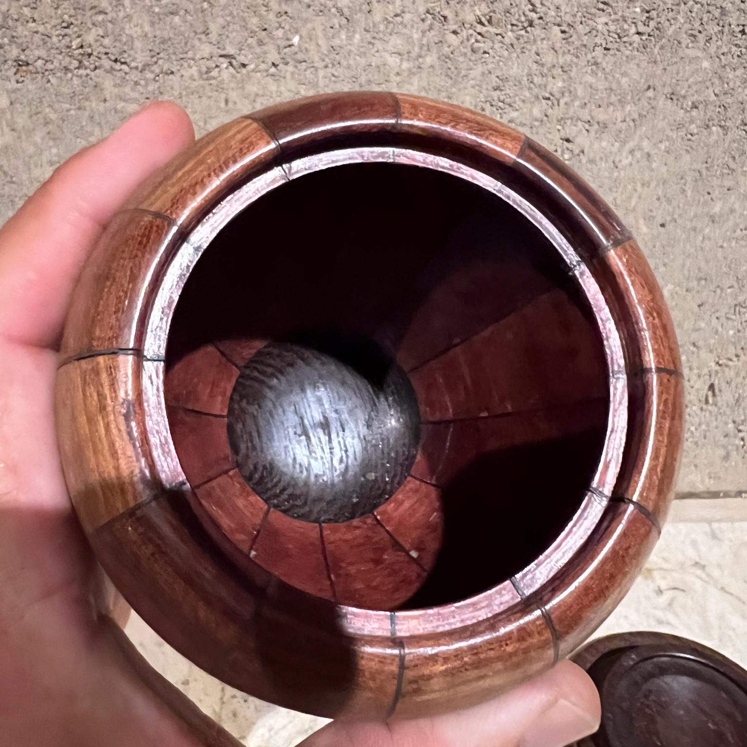 XX secolo Vaso scultoreo con coperchio in legno esotico degli anni '70 in vendita
