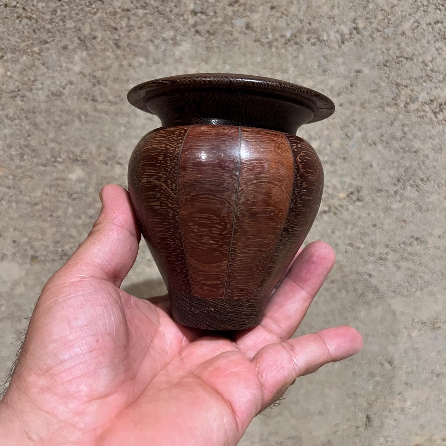 Legno Vaso scultoreo con coperchio in legno esotico degli anni '70 in vendita