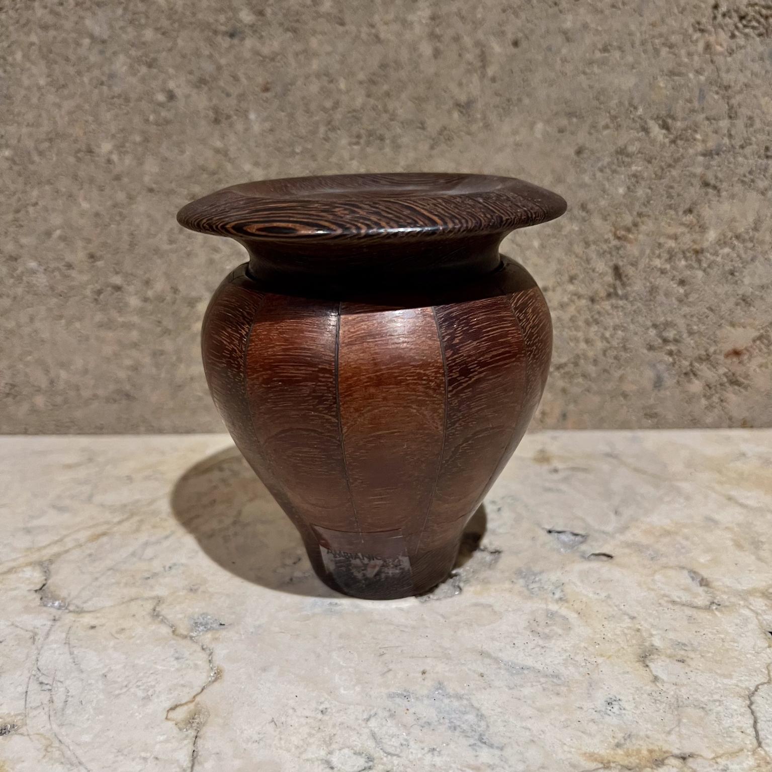 Vaso scultoreo con coperchio in legno esotico degli anni '70 in vendita 1