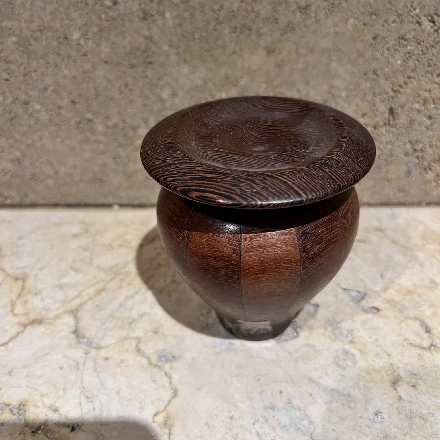 Vaso scultoreo con coperchio in legno esotico degli anni '70 in vendita 2