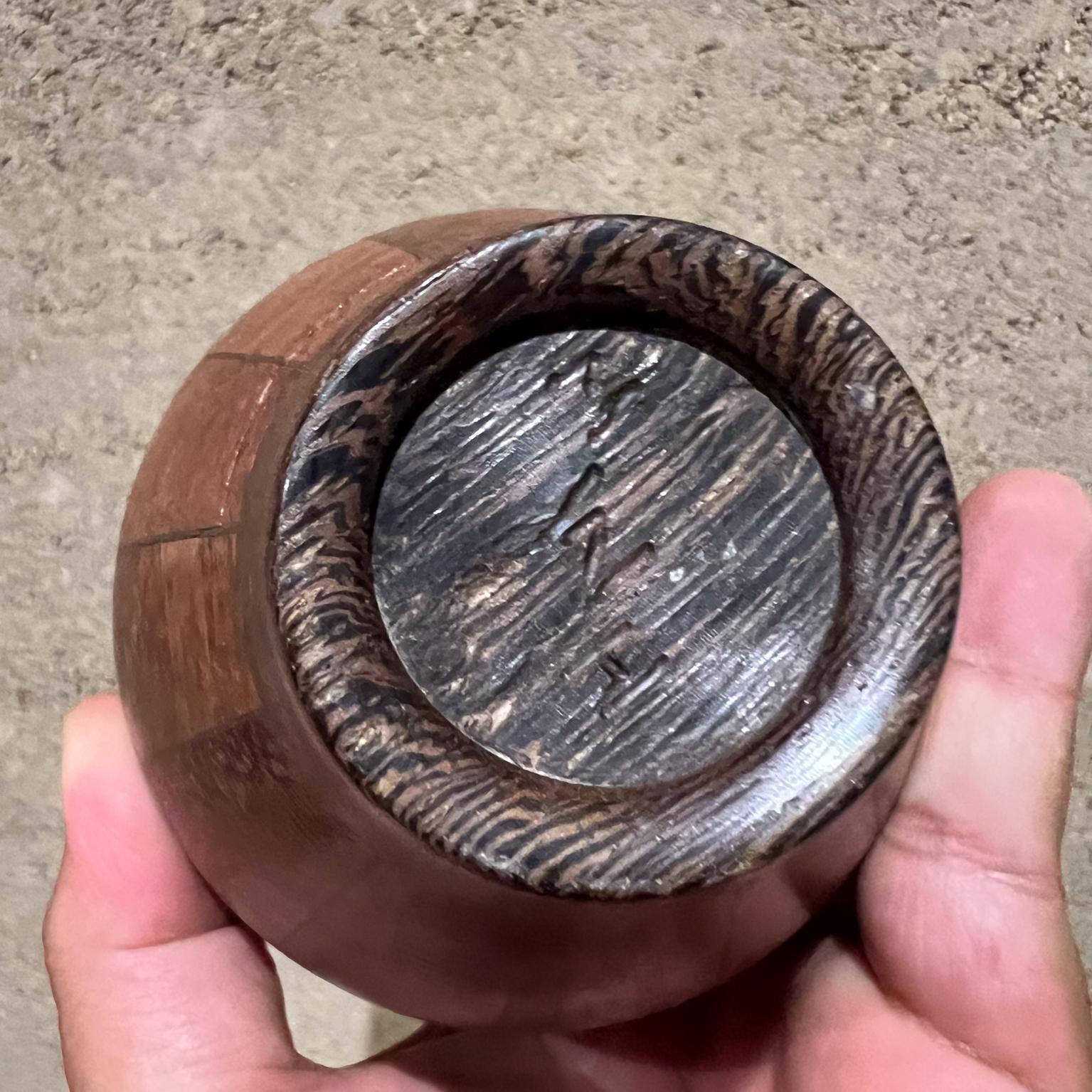 Vaso scultoreo con coperchio in legno esotico degli anni '70 in vendita 3