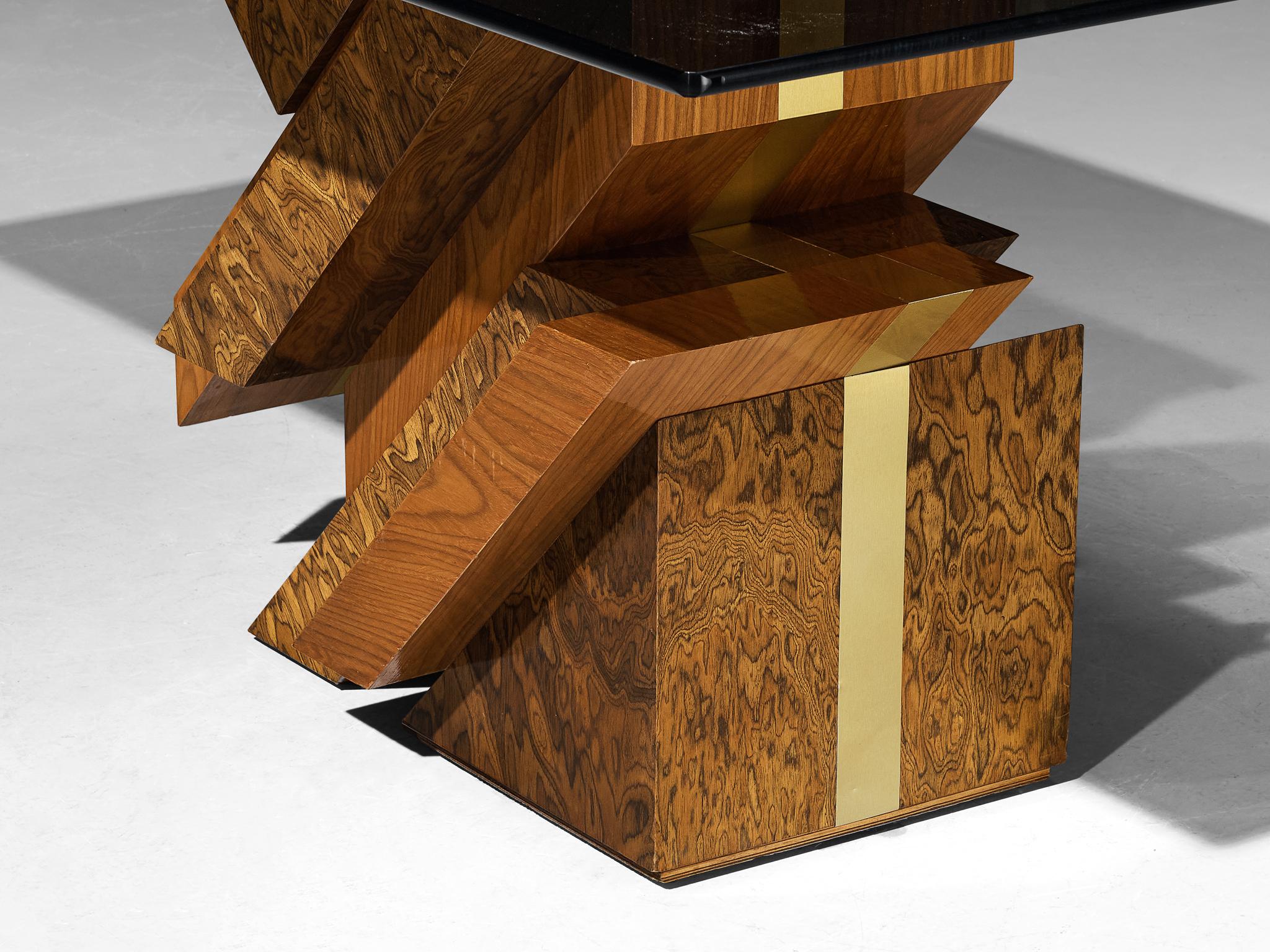 Table de salle à manger géométrique sculpturale des années 1970 en Wood Wood Grain expressif et laiton en vente 3