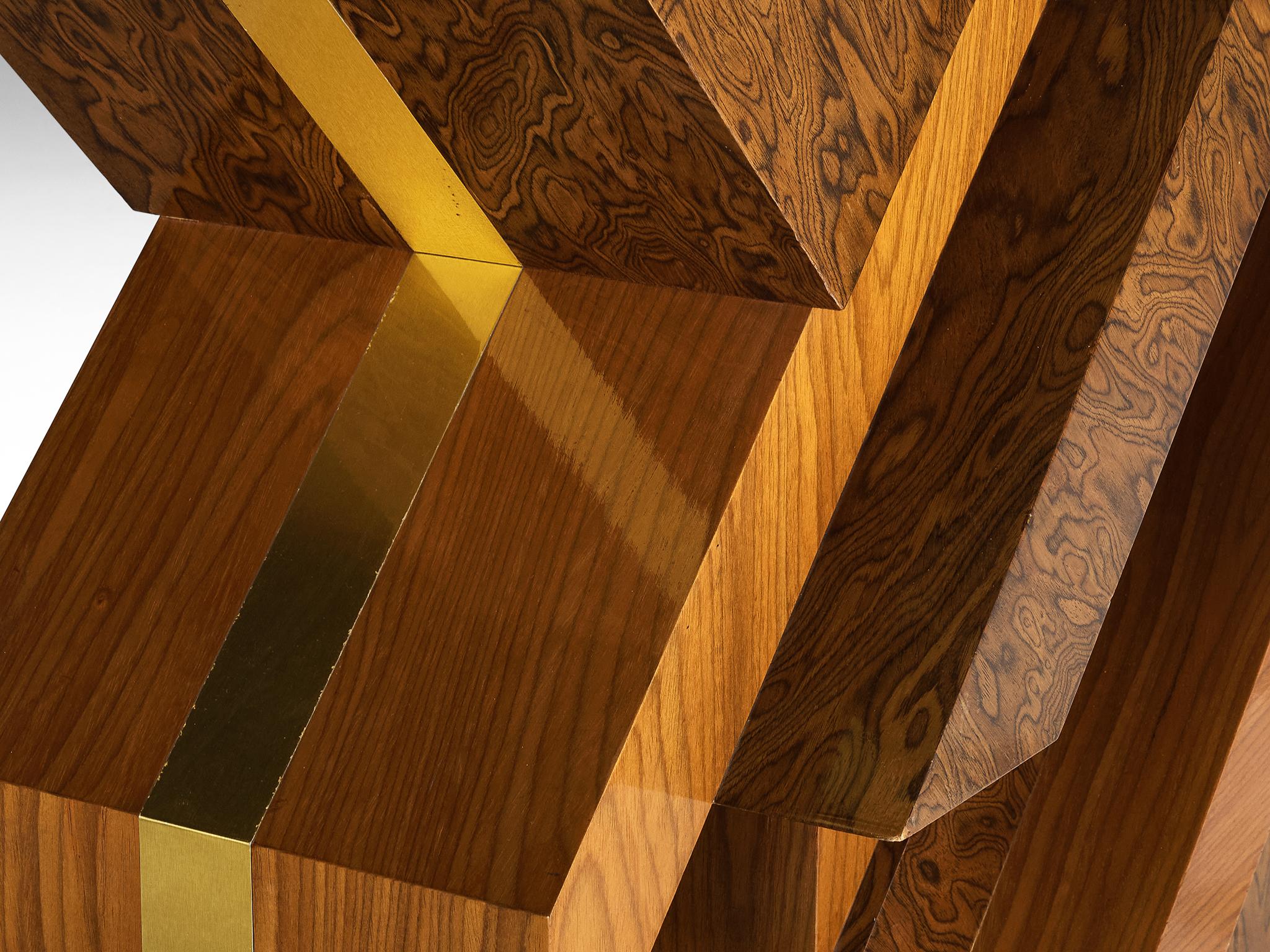 Table de salle à manger géométrique sculpturale des années 1970 en Wood Wood Grain expressif et laiton en vente 4