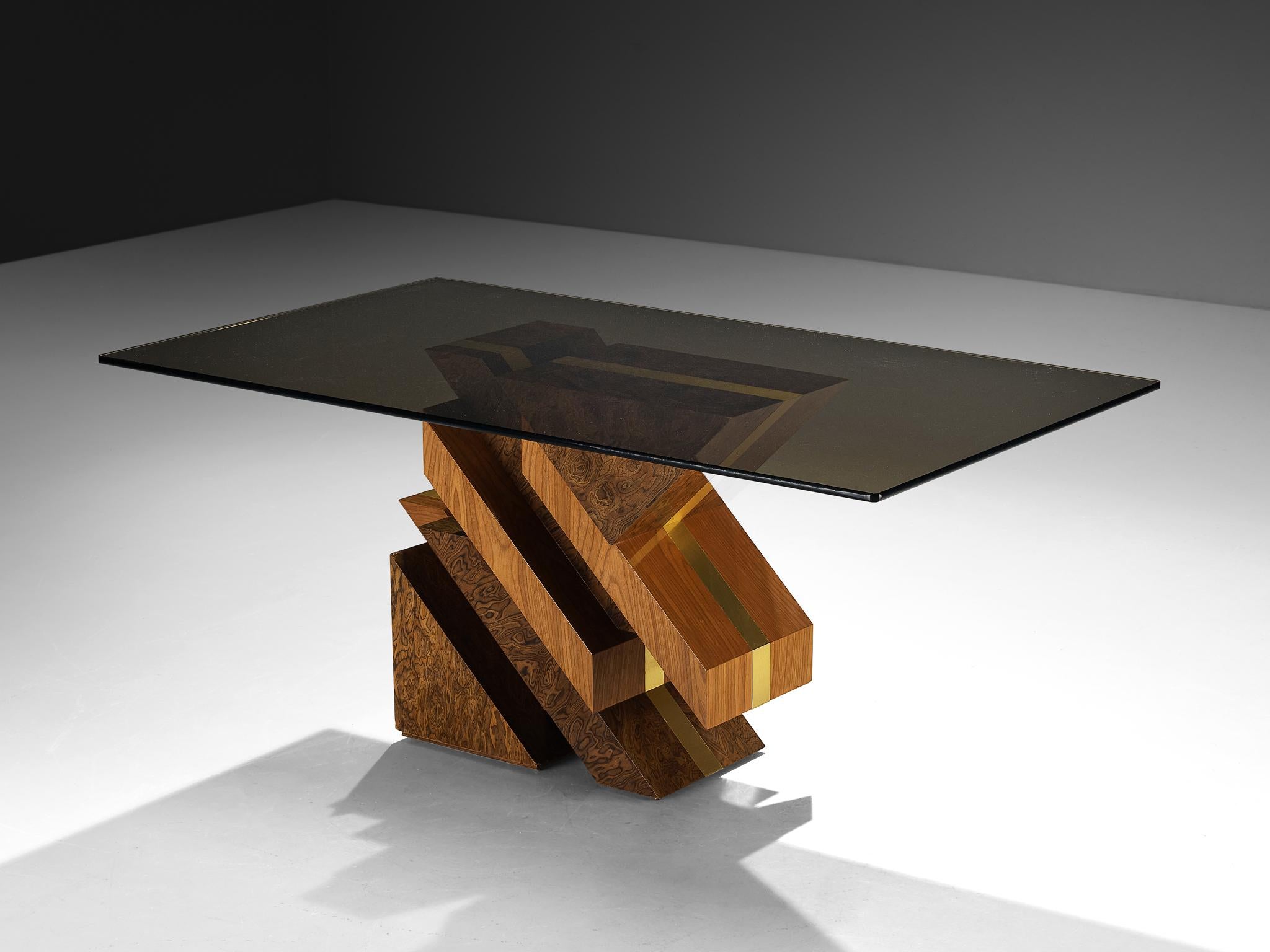 Postmoderne Table de salle à manger géométrique sculpturale des années 1970 en Wood Wood Grain expressif et laiton en vente