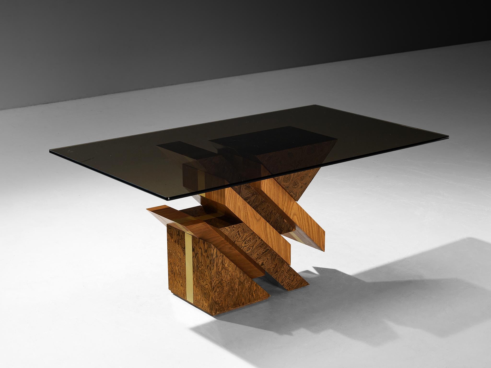 Table de salle à manger géométrique sculpturale des années 1970 en Wood Wood Grain expressif et laiton Bon état - En vente à Waalwijk, NL