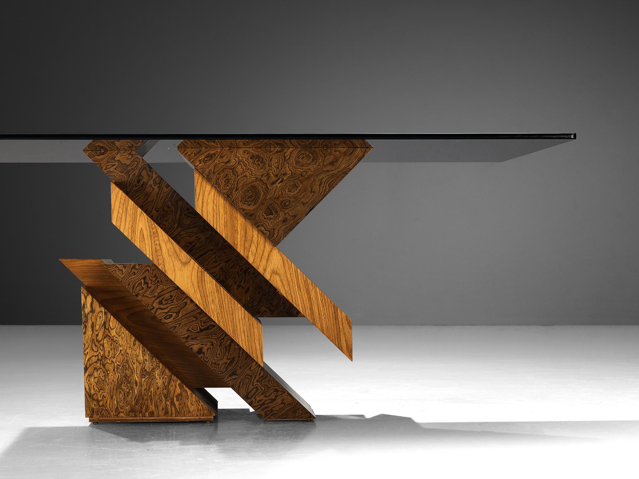 Laiton Table de salle à manger géométrique sculpturale des années 1970 en Wood Wood Grain expressif et laiton en vente