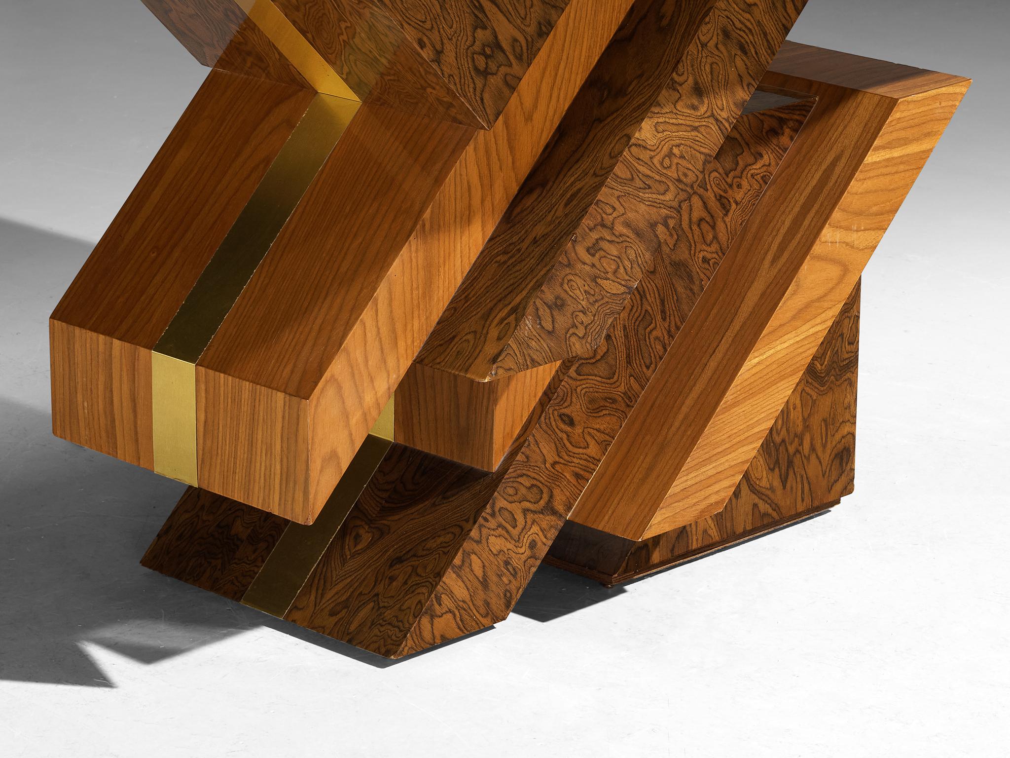 Table de salle à manger géométrique sculpturale des années 1970 en Wood Wood Grain expressif et laiton en vente 2