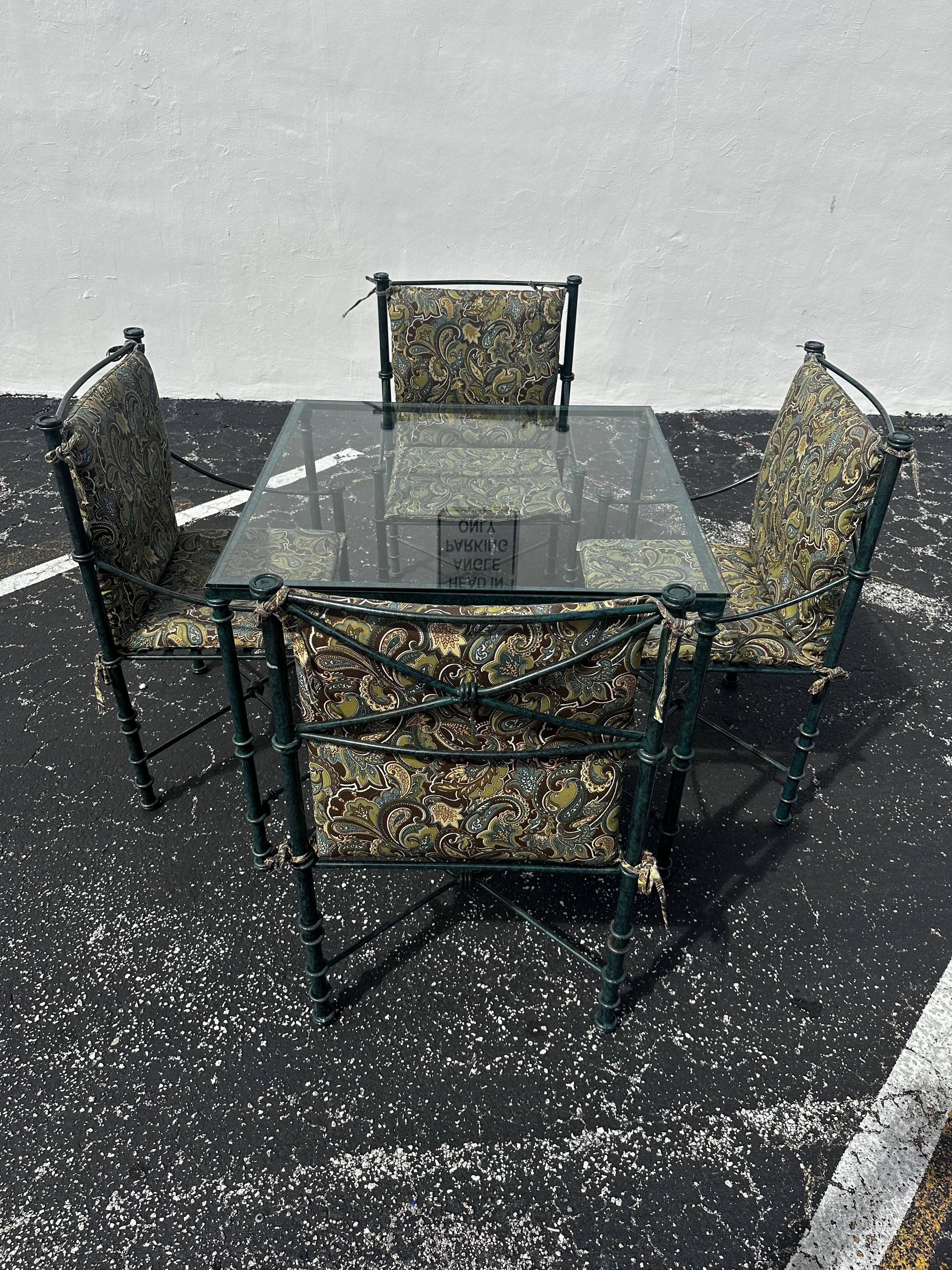 In questa occasione ti offriamo uno dei set da pranzo per esterni più straordinari e rari che tu possa sperare di trovare. Il design è eccezionale. Questo bellissimo set è un pezzo forte e ricco di personalità!!! Guarda gli splendidi dettagli di