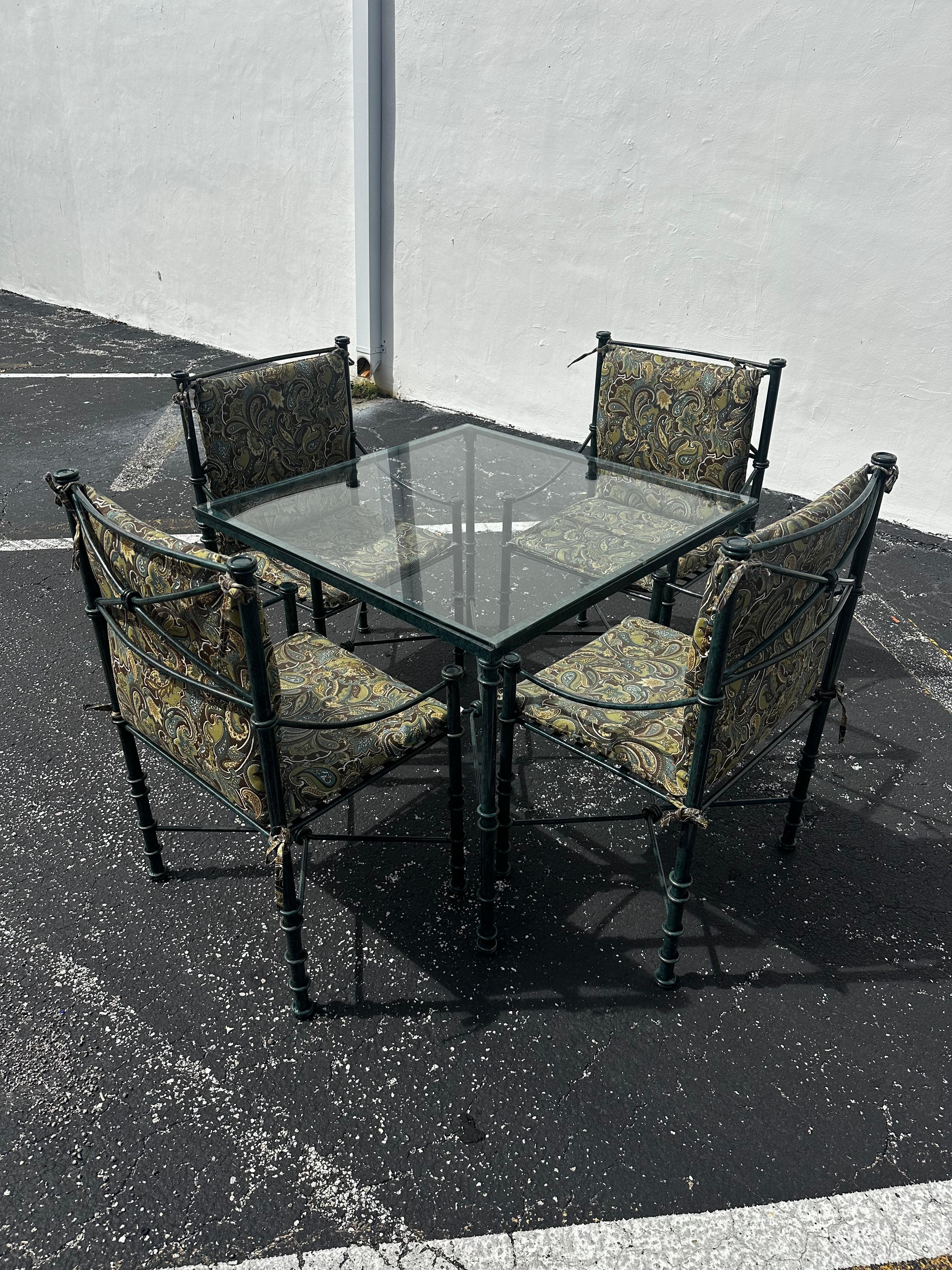 Hollywood Regency Scultura anni '70  Tavolo e sedie in ferro in finto bambù Giacometti, set di 5 persone in vendita