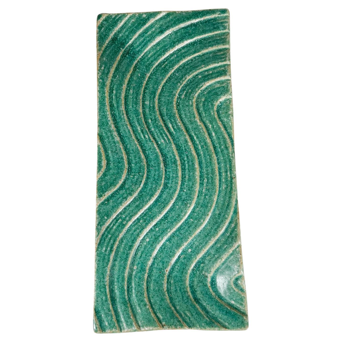 1970 San Diego Artist Ed Thompson Studio Art Stoneware pottery modern green wave dish.
Mesures : 11,75 x 5,25 x 1,38 de hauteur
État original vintage d'occasion.
Voir les images fournies.