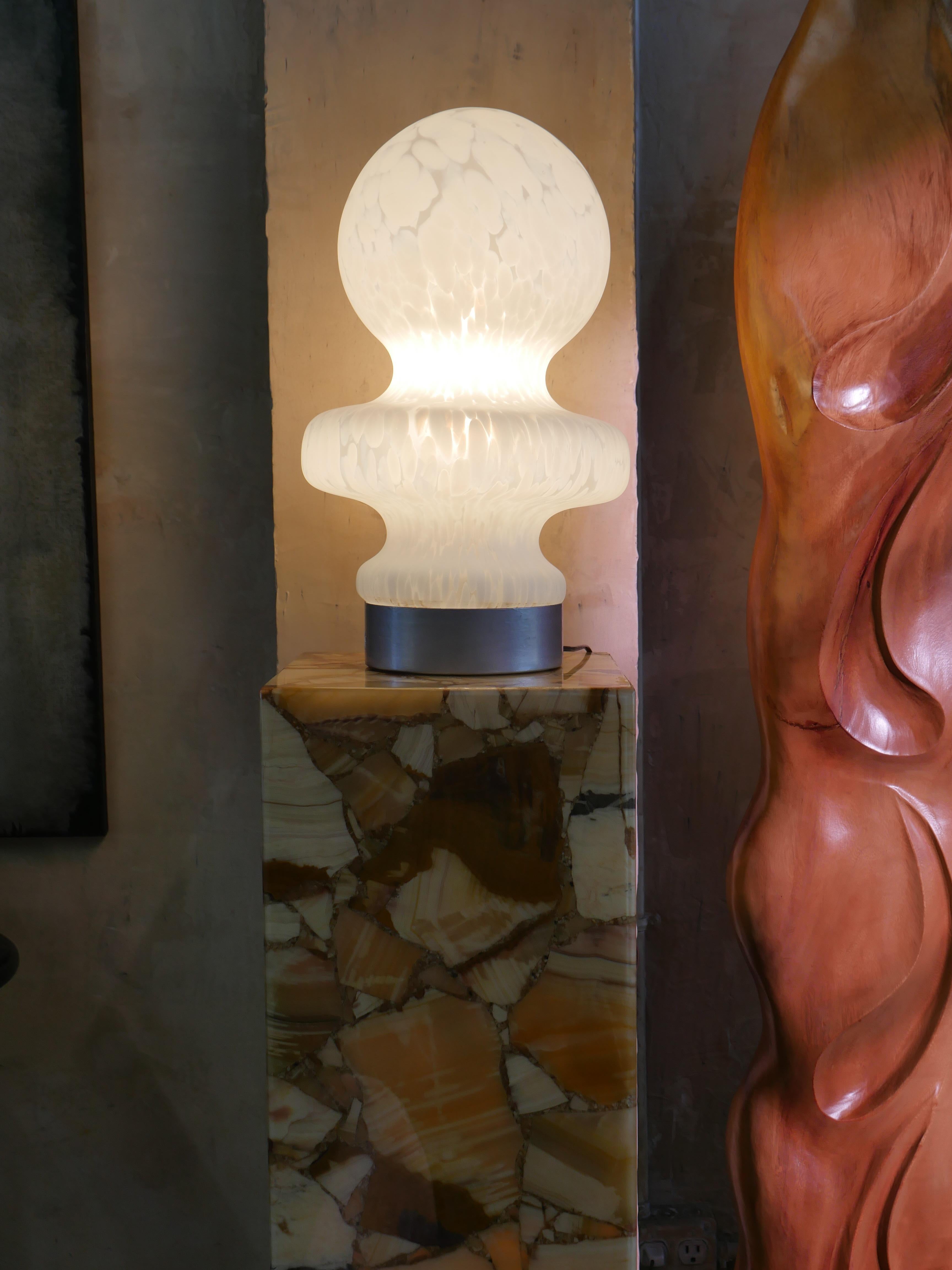 1970s Sculptural Hand-Blown Textured Glass Table Lamp finales del siglo XX en venta