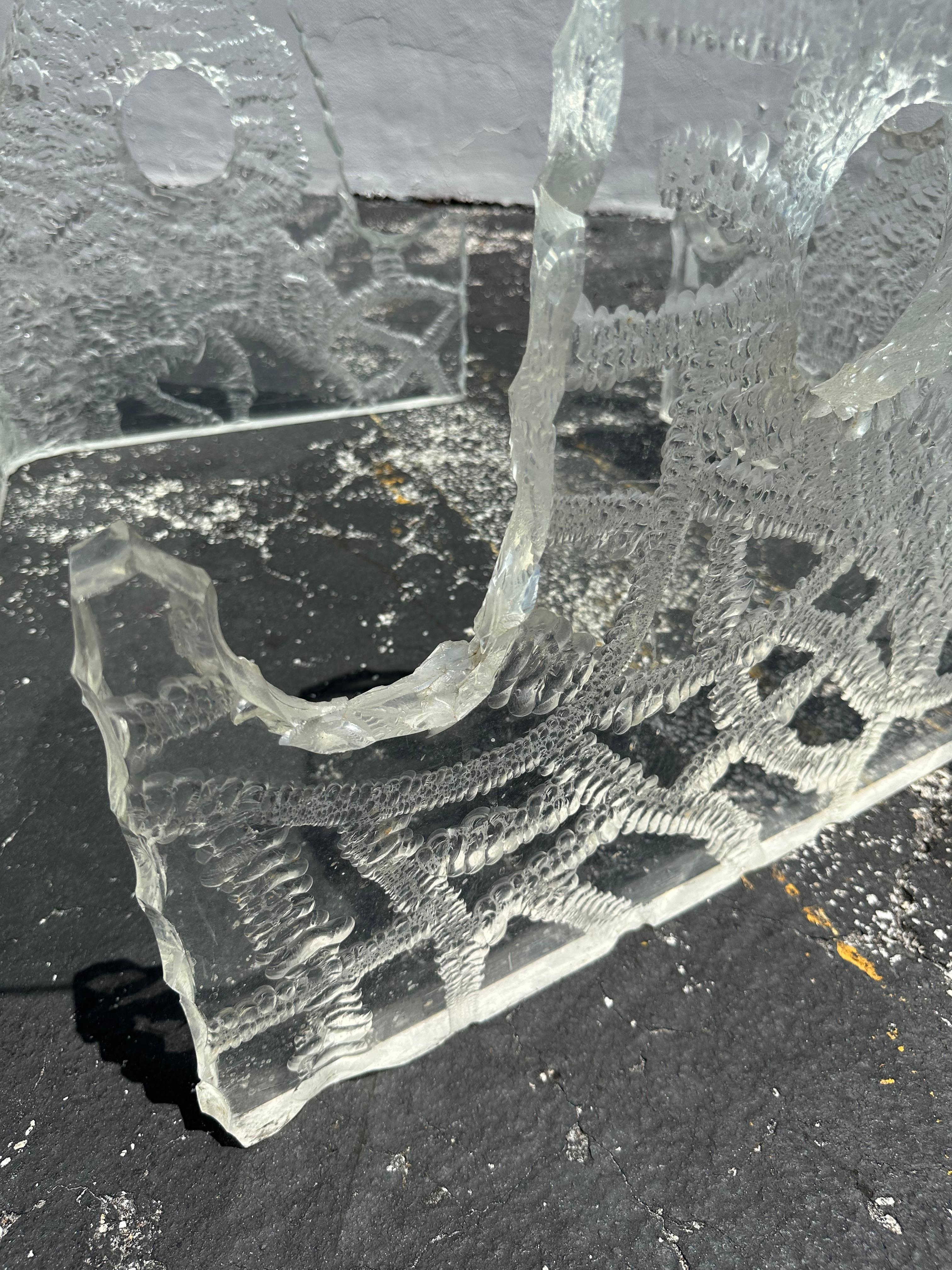 Table de salle à manger Iceberg des années 1970, gravée à la main et fabriquée en Lucite en vente 5