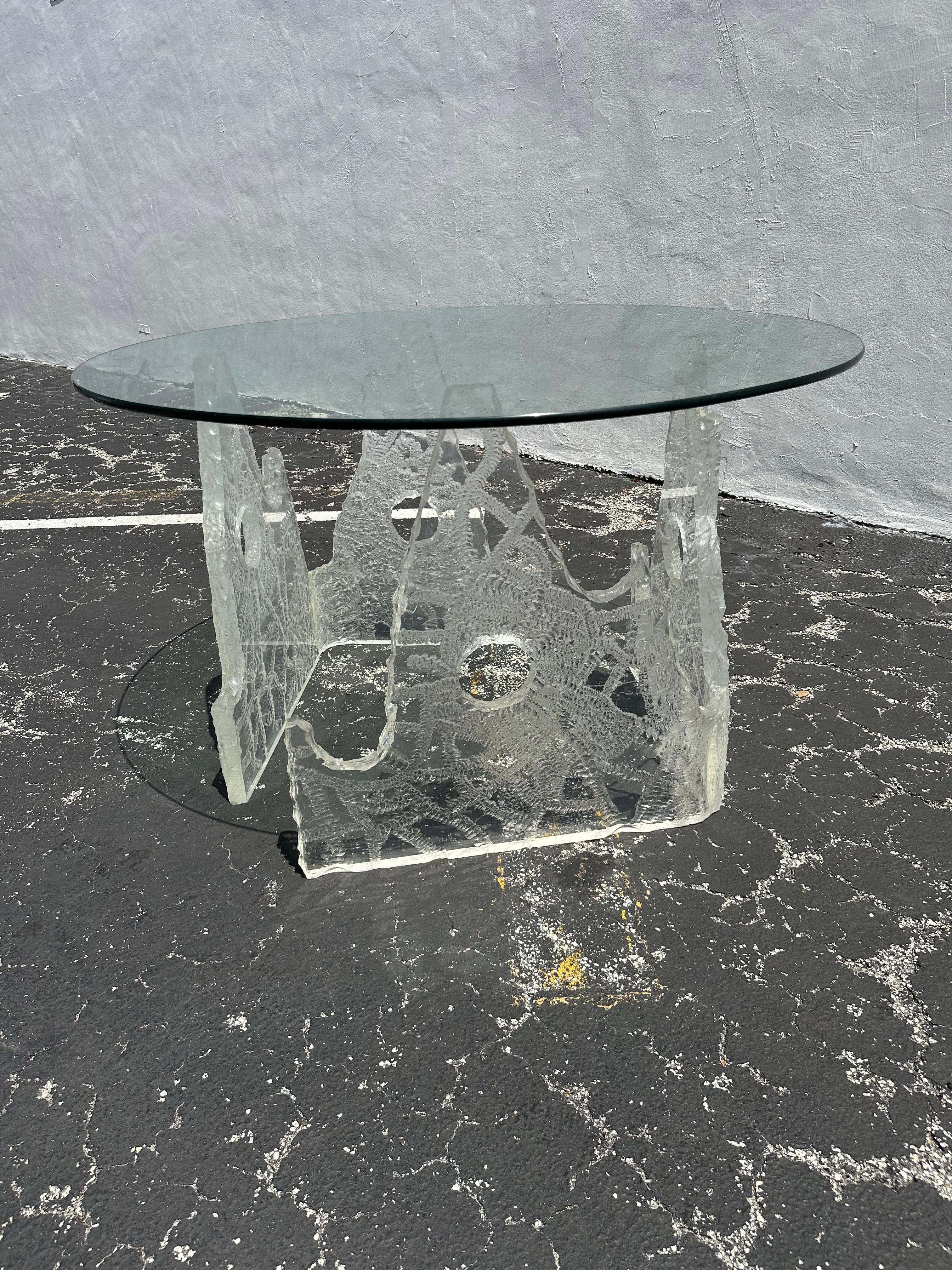 Nous vous proposons ici l'une des plus belles et des plus rares tables de salle à manger en lucite gravée d'icebergs que vous puissiez espérer trouver. Le design est remarquable partout. Cette magnifique table est une pièce d'apparat qui regorge de