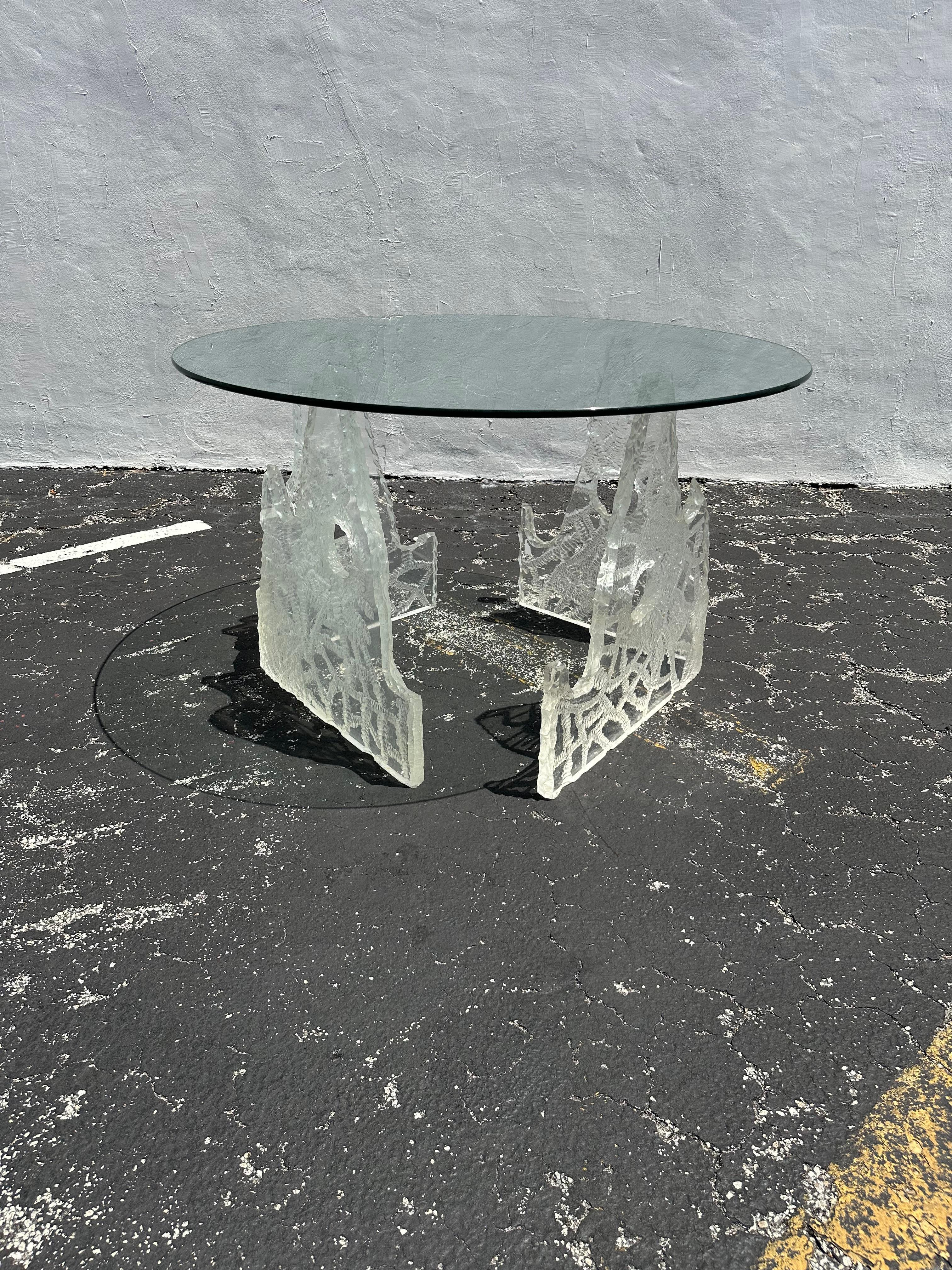 Mid-Century Modern Table de salle à manger Iceberg des années 1970, gravée à la main et fabriquée en Lucite en vente