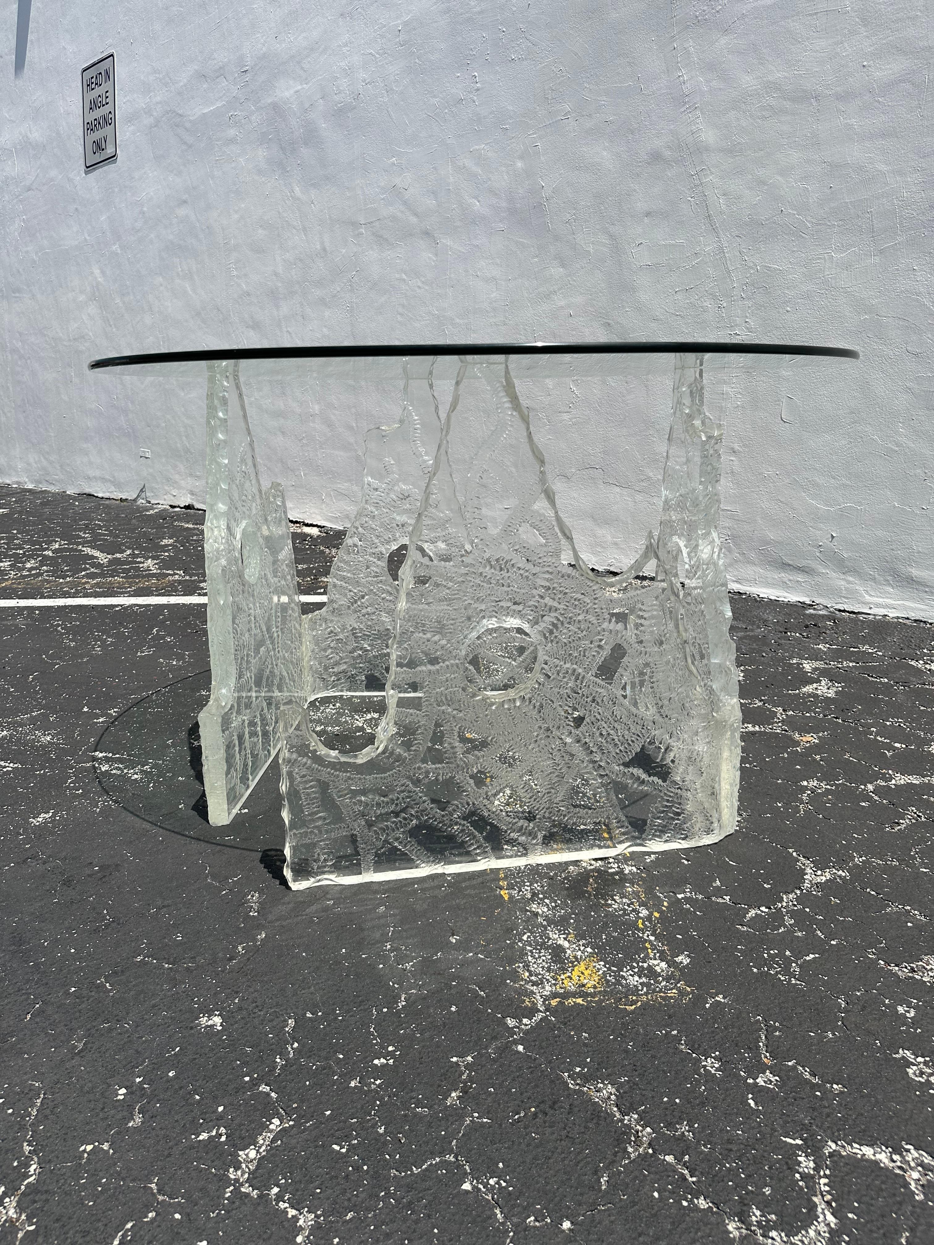 Table de salle à manger Iceberg des années 1970, gravée à la main et fabriquée en Lucite Bon état - En vente à Fort Lauderdale, FL