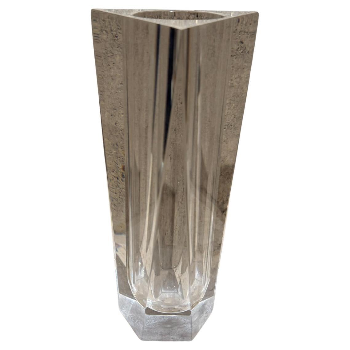 Vaso scultoreo anni '70 dal design triangolare 
Nello stile di Charles Hollis Jones 
9.25 x 4.5 
Condizioni vintage originali non restaurate.
Fai riferimento alle immagini fornite.
 