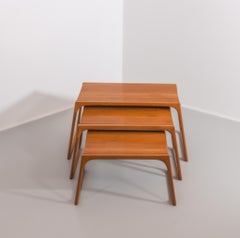 Ensemble de trois tables sculptées en érable des années 1970