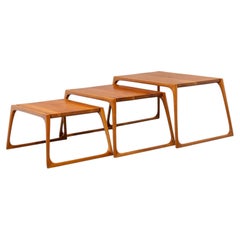 Ensemble de trois tables sculptées en érable des années 1970