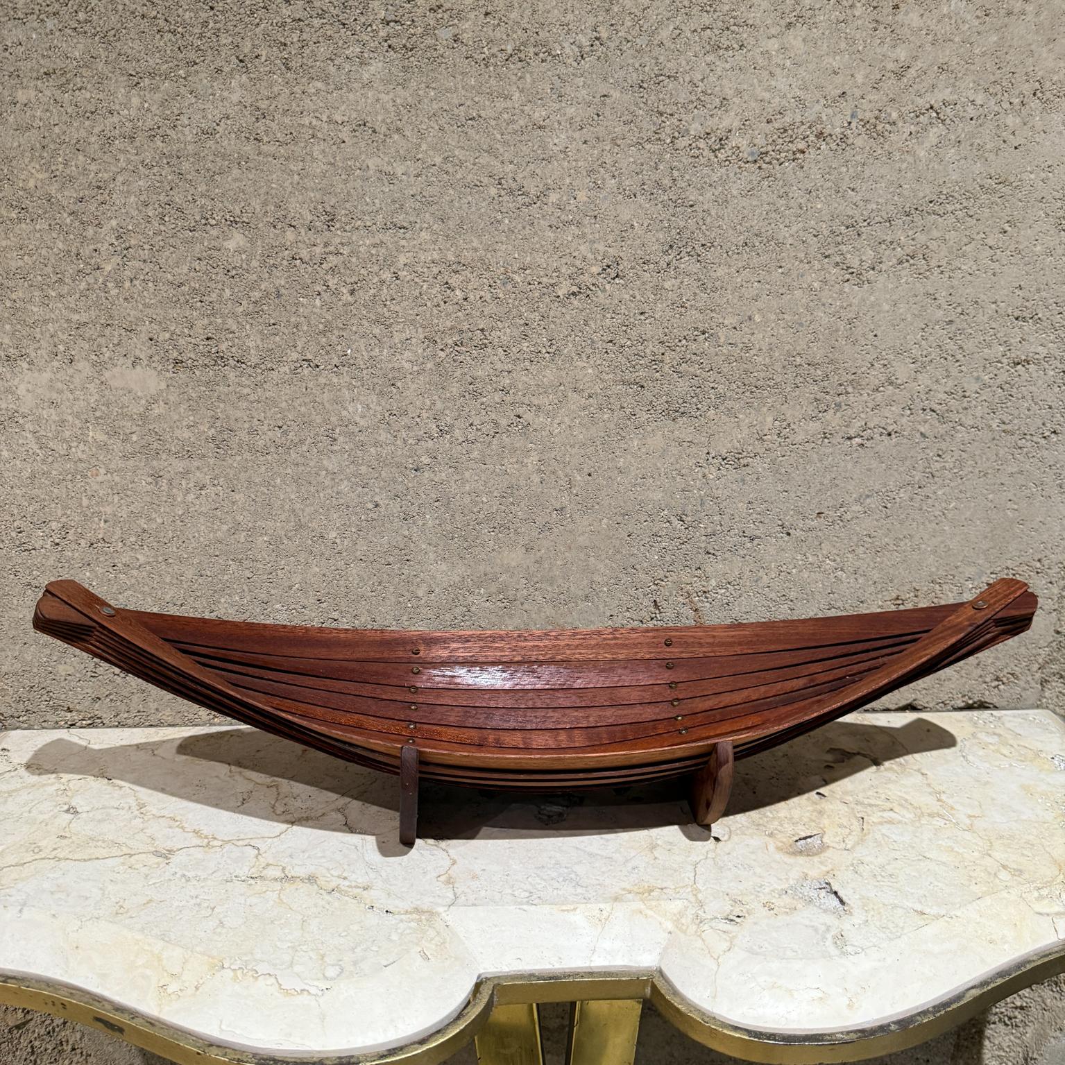 Ciotola scultorea moderna degli anni '70 in legno di mogano e ottone in vendita 9