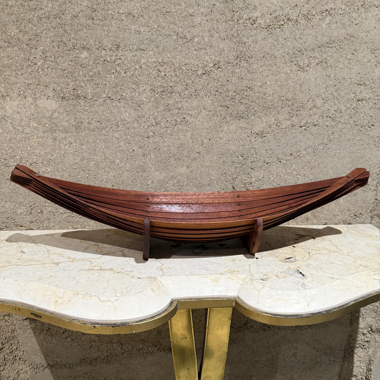 Ciotola scultorea moderna degli anni '70 in legno di mogano e ottone in vendita 10