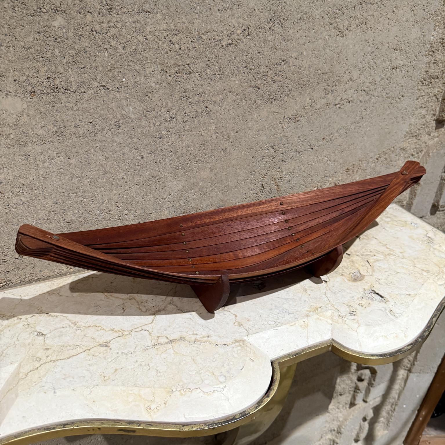 Ciotola scultorea moderna degli anni '70 in legno di mogano e ottone in vendita 11