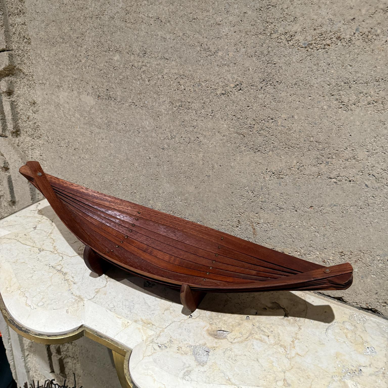 Ciotola scultorea moderna degli anni '70 in legno di mogano e ottone in vendita 12