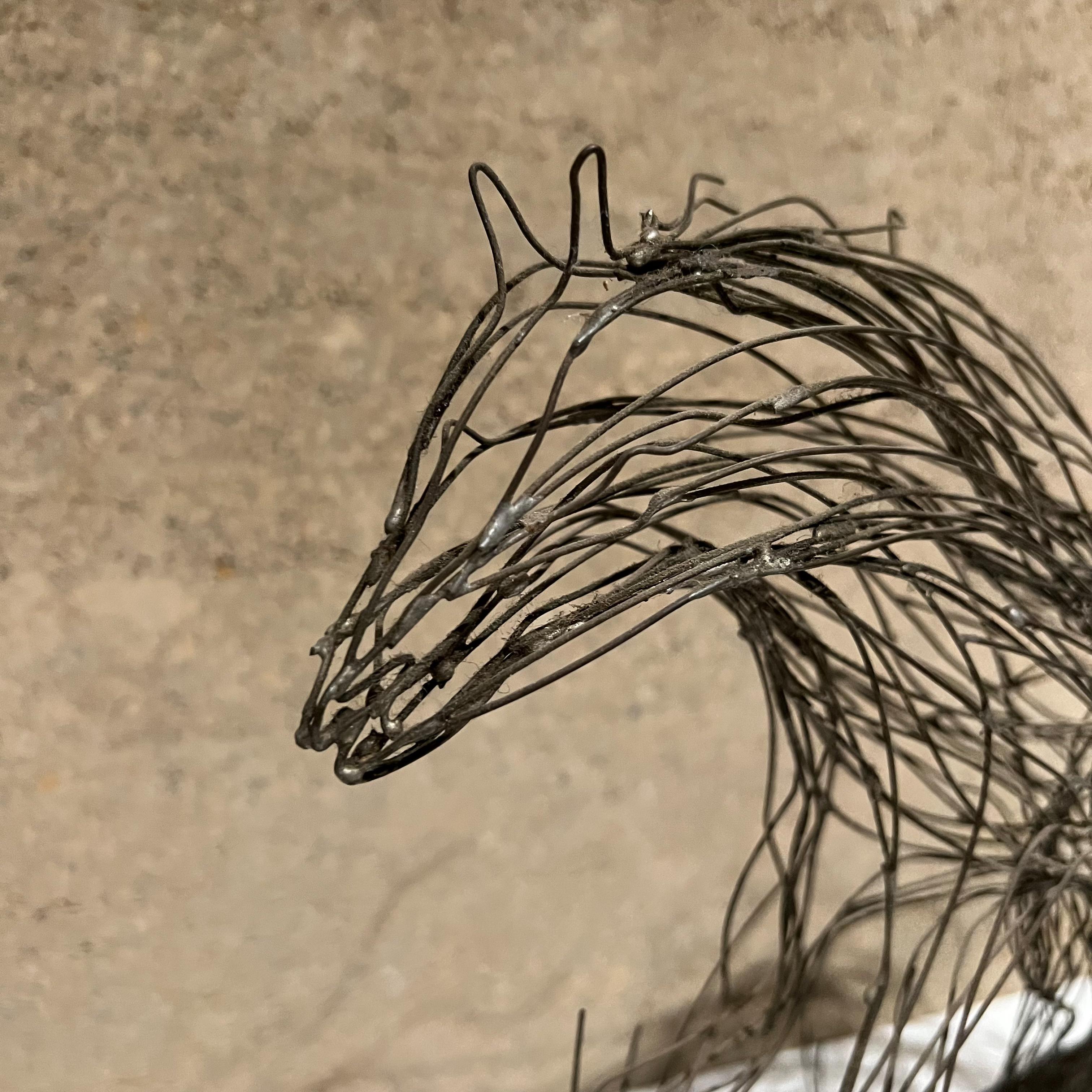 Sculpture de table moderniste en fil de fer cheval des années 1970 en vente 2