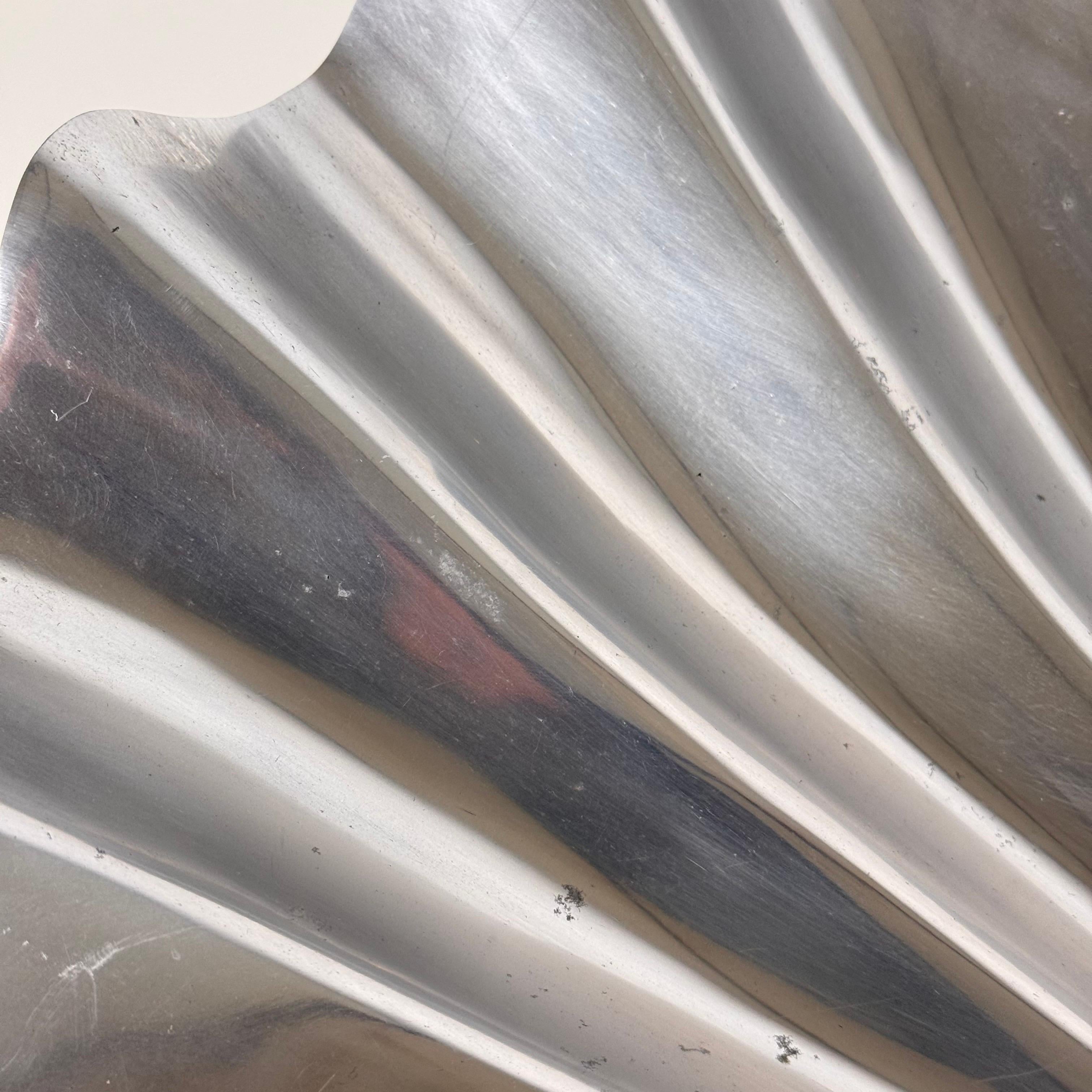 Centro de mesa escultórico de aluminio en forma de ostra de los años 70, Escuela Atelier des Orfèvres en venta 3