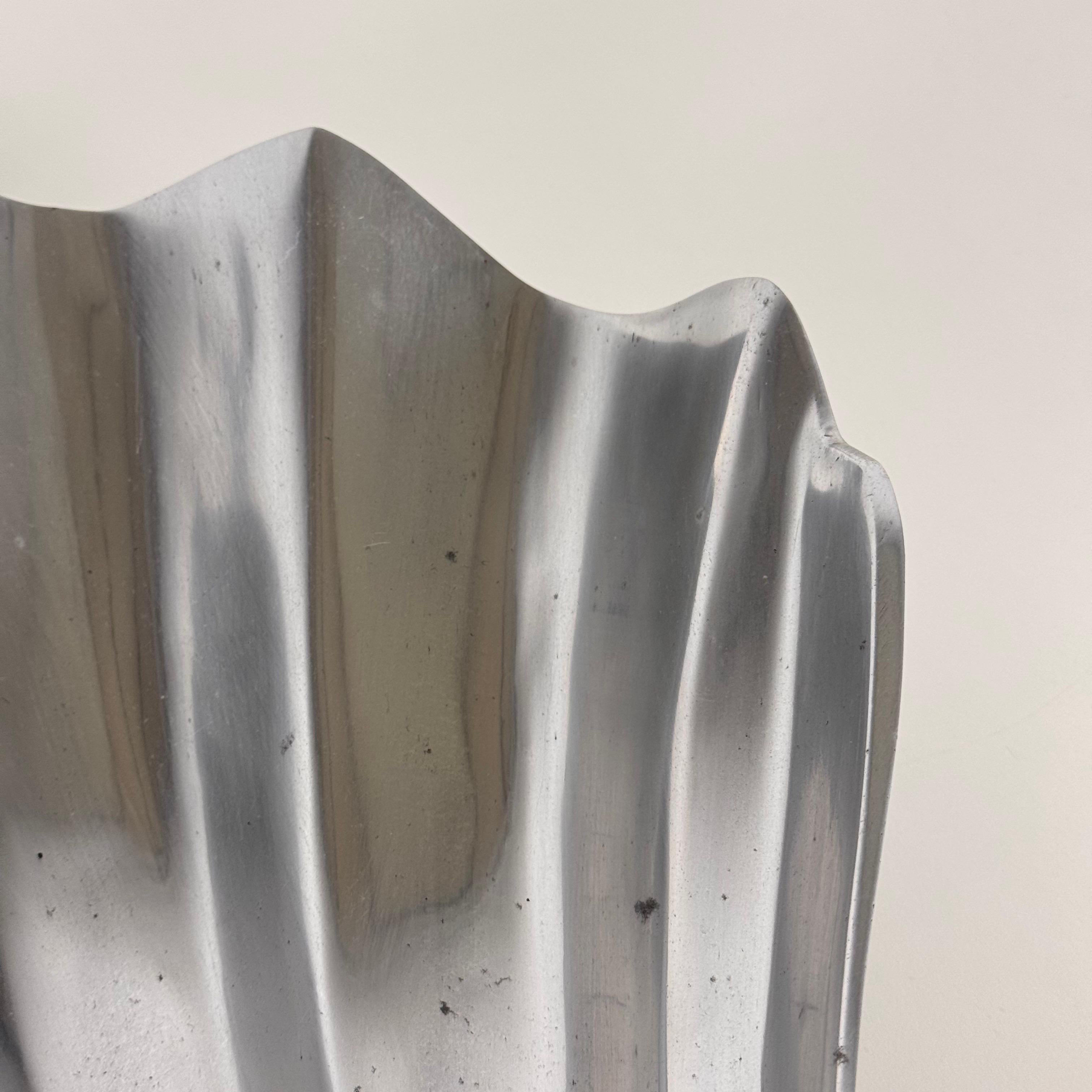 Centro de mesa escultórico de aluminio en forma de ostra de los años 70, Escuela Atelier des Orfèvres en venta 5